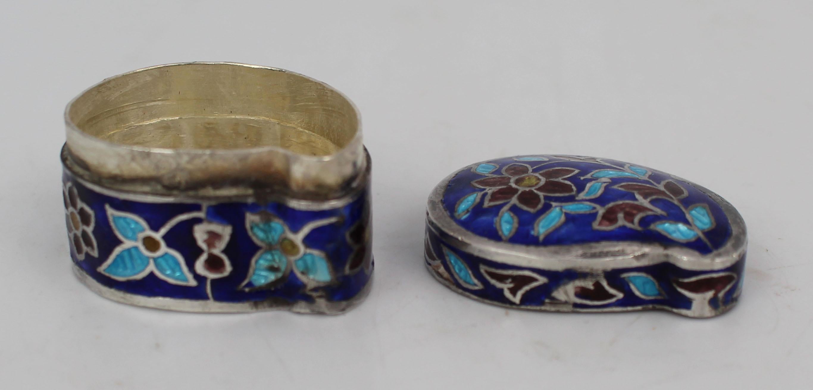 20ième siècle Cloisonné fin  Boîte à pilules en émail et argent en vente