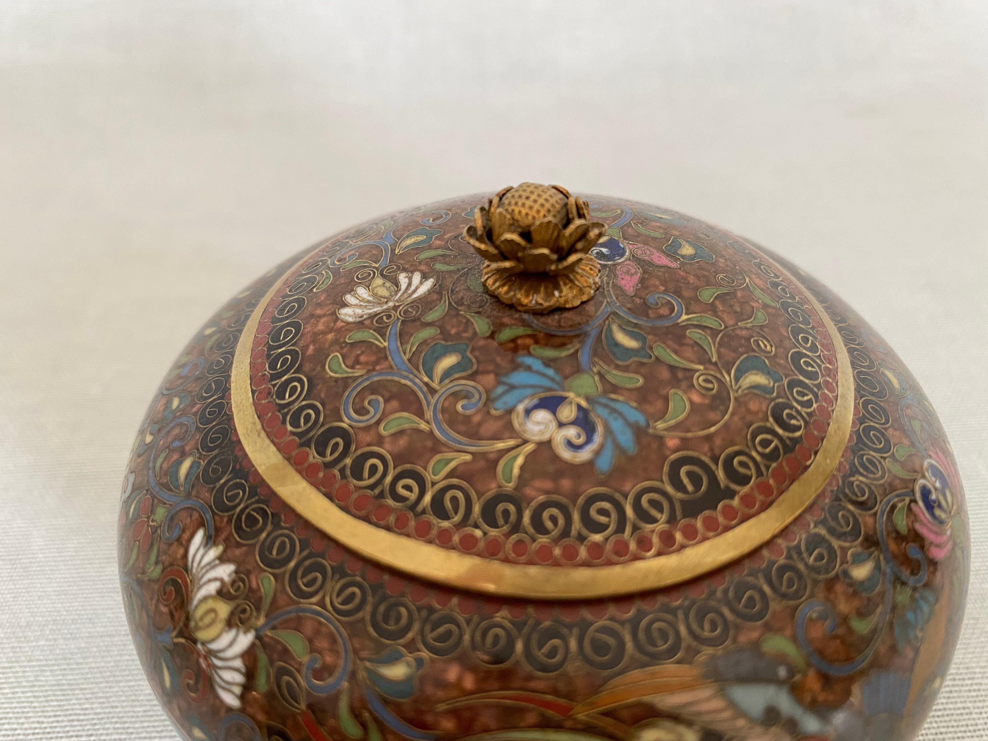 Boîte à couvercle en cloisonné, Japon, ère Meiji, avec décor de Phoenix État moyen - En vente à Hamburg, DE