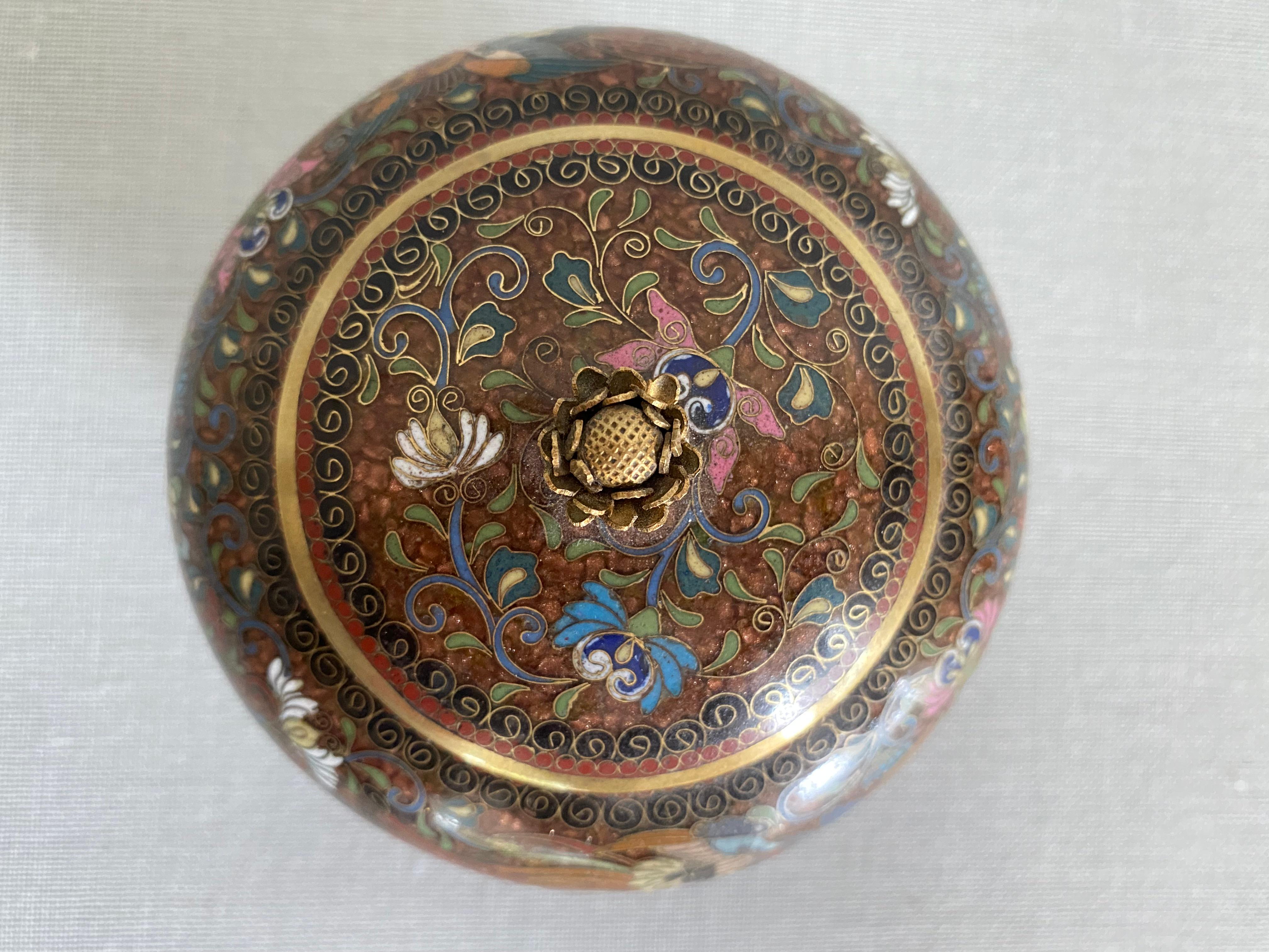 Laiton Boîte à couvercle en cloisonné, Japon, ère Meiji, avec décor de Phoenix en vente
