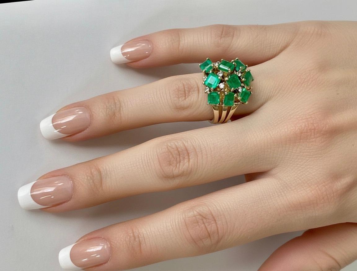 Bague cocktail de style rétro avec émeraude naturelle de Colombie de 4,20 carats, taille émeraude, en grappe, en or jaune 18 carats, sertie à la main dans notre atelier.
Pierre primaire : Émeraude naturelle de Colombie
Forme ou coupe : Coupe mixte