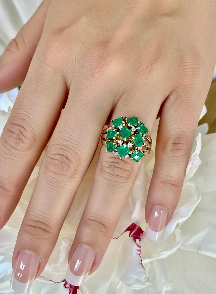 Rétro Bague cocktail raffinée en or 18 carats avec émeraude de Colombie de style rétro en vente