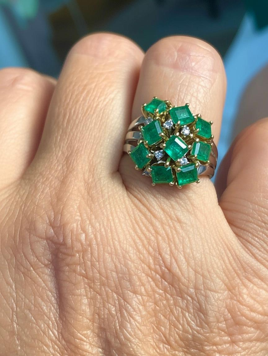 Bague cocktail raffinée en or 18 carats avec émeraude de Colombie de style rétro en vente 3