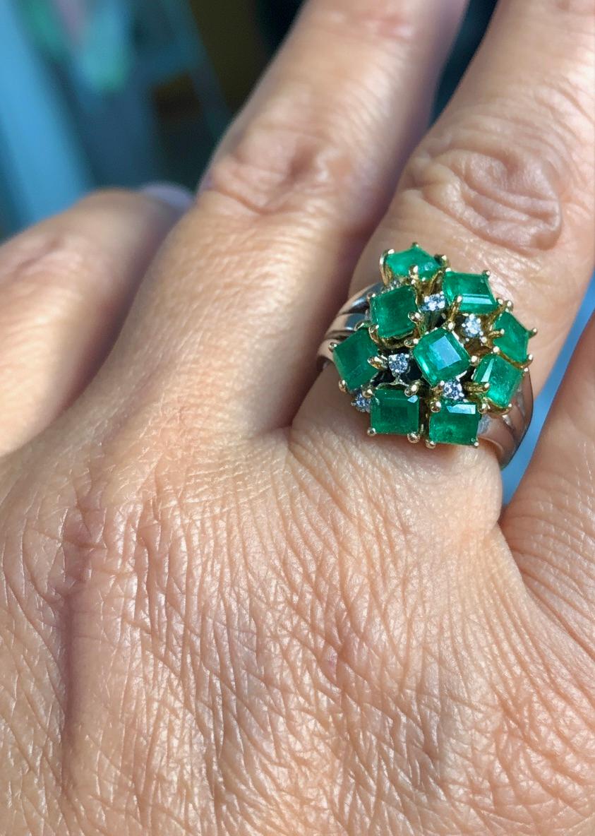 Bague cocktail raffinée en or 18 carats avec émeraude de Colombie de style rétro en vente 4