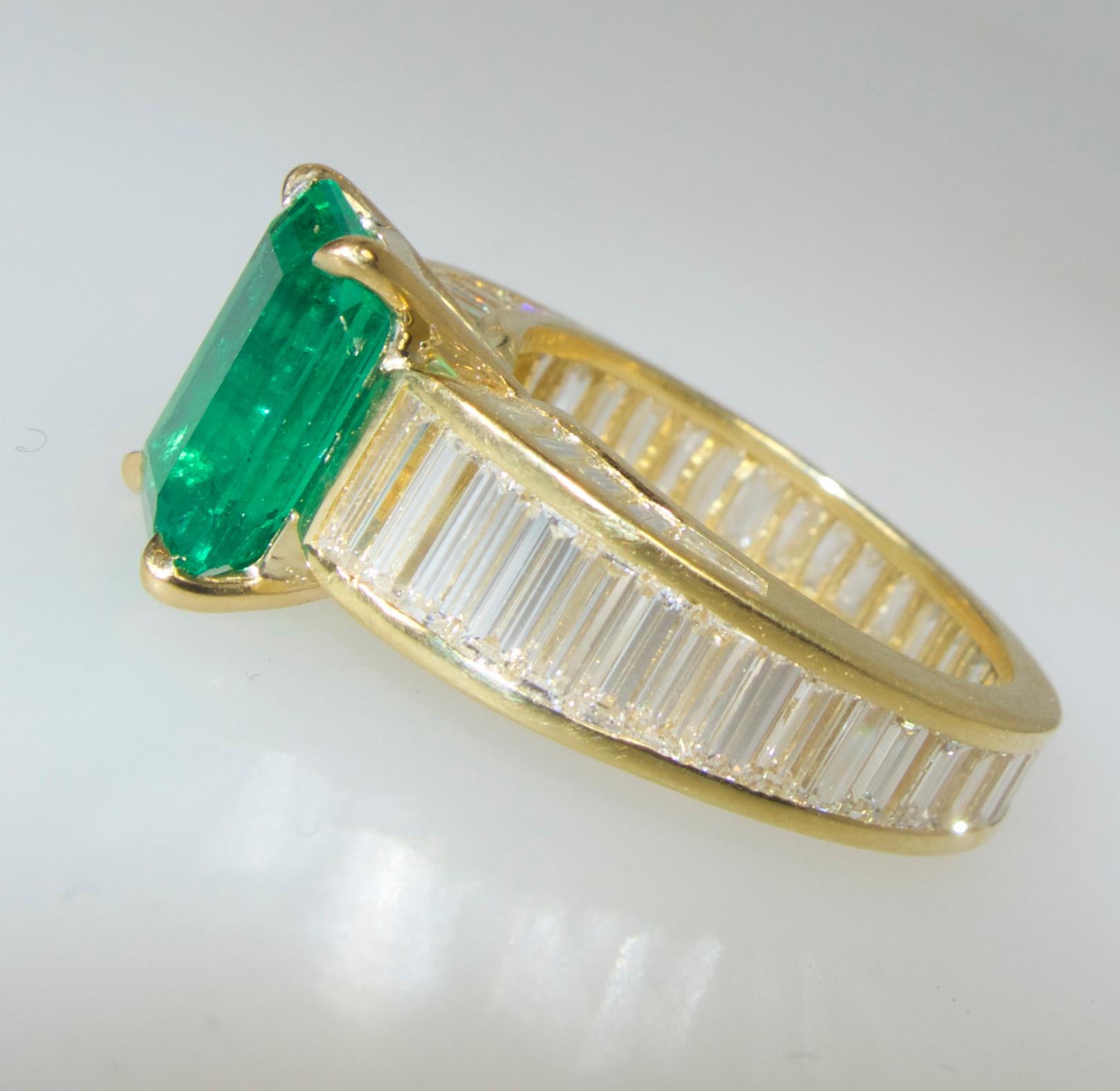 AGL Certified Fine Colombian Emerald and Diamond Ring by Pierre/Famille (Zeitgenössisch)