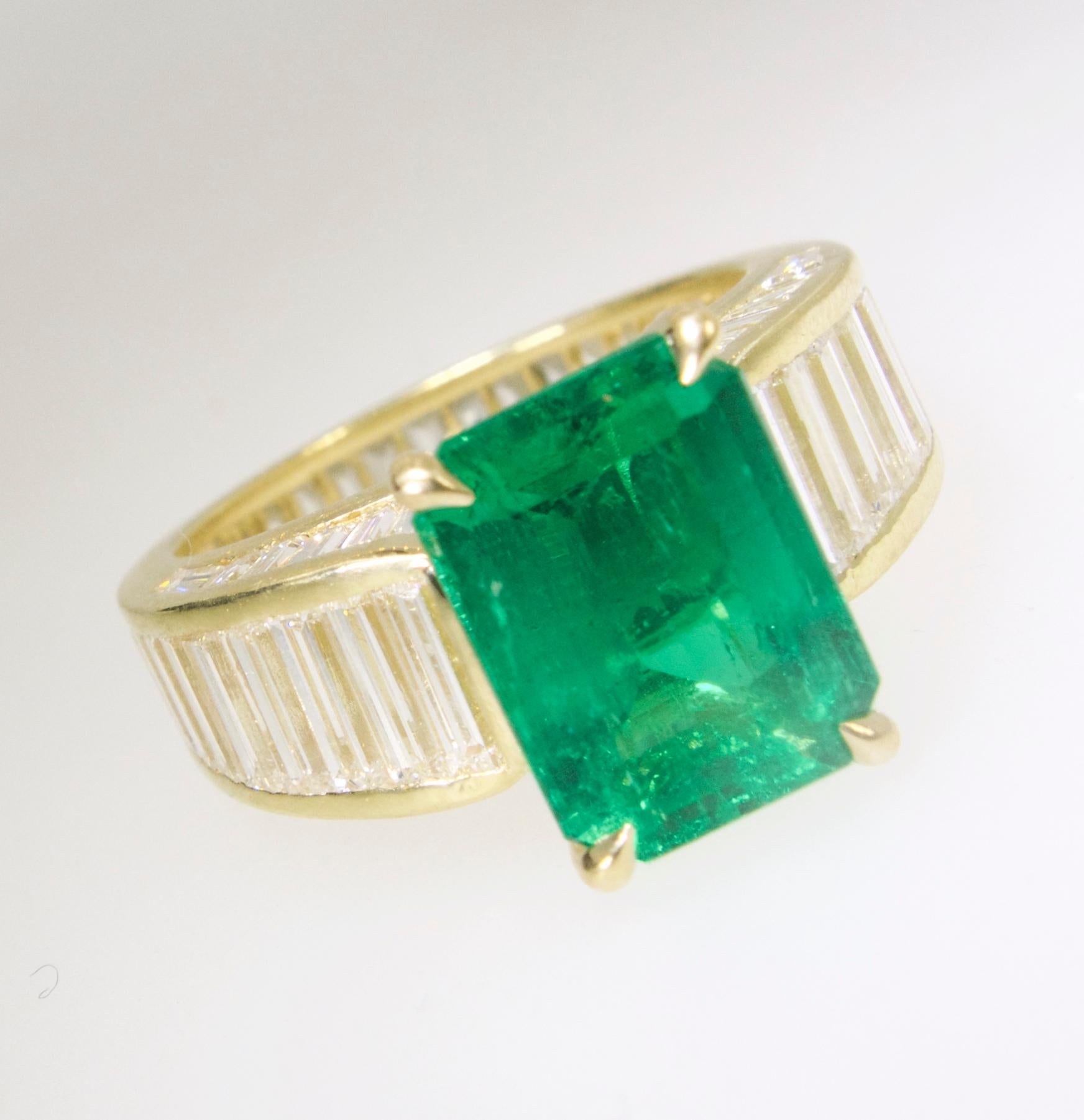 AGL Certified Fine Colombian Emerald and Diamond Ring by Pierre/Famille im Zustand „Hervorragend“ in Aspen, CO