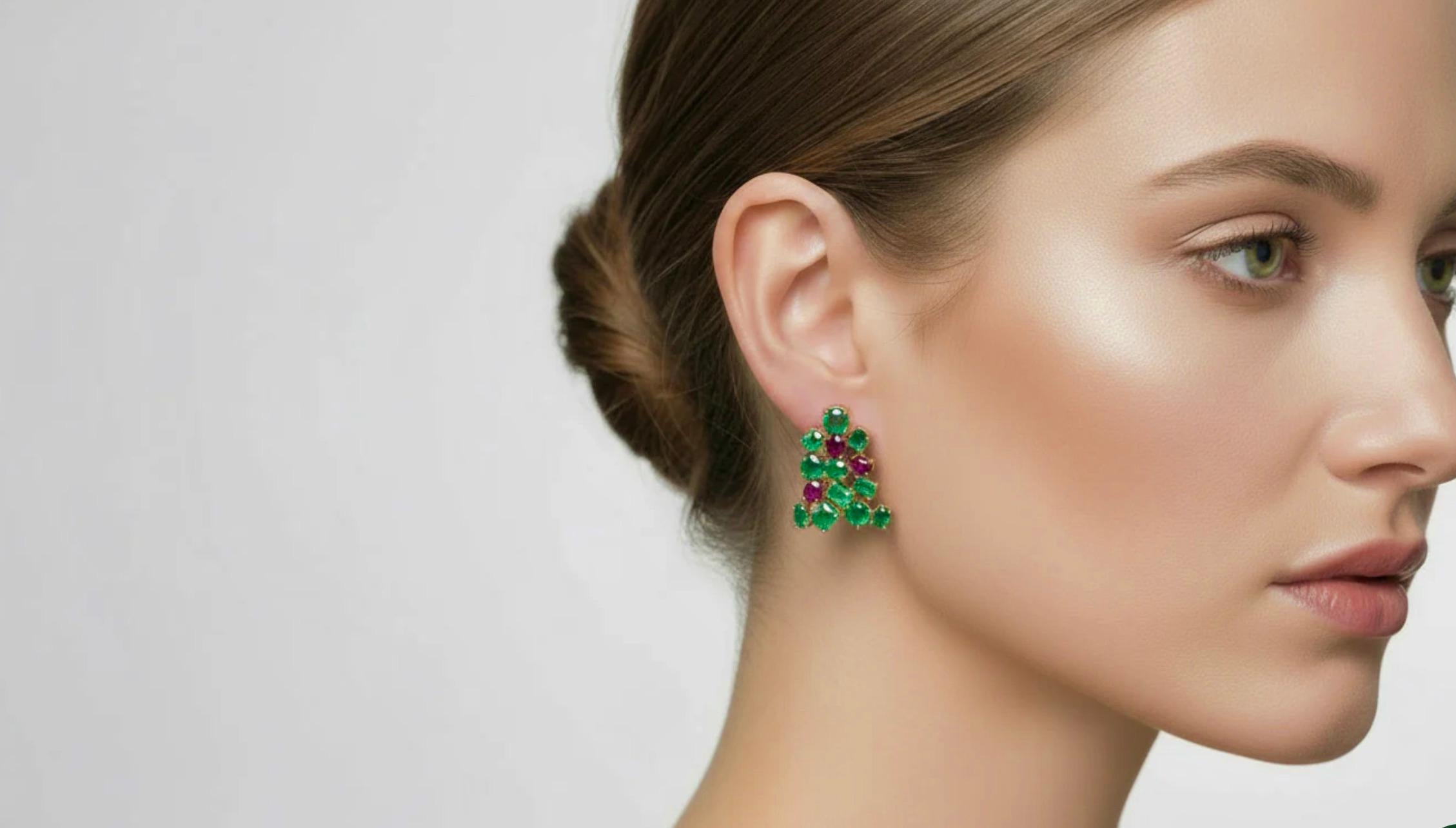 Boucles d'oreilles en or jaune 18 carats avec émeraude et rubis de Colombie.   
Émeraude de Colombie : Poids approximatif de 5,00 carats. 
Rubis : Poids approximatif de 1,50 carats. 
Poids total des pierres : 6,50 carats.
Dimensions des boucles
