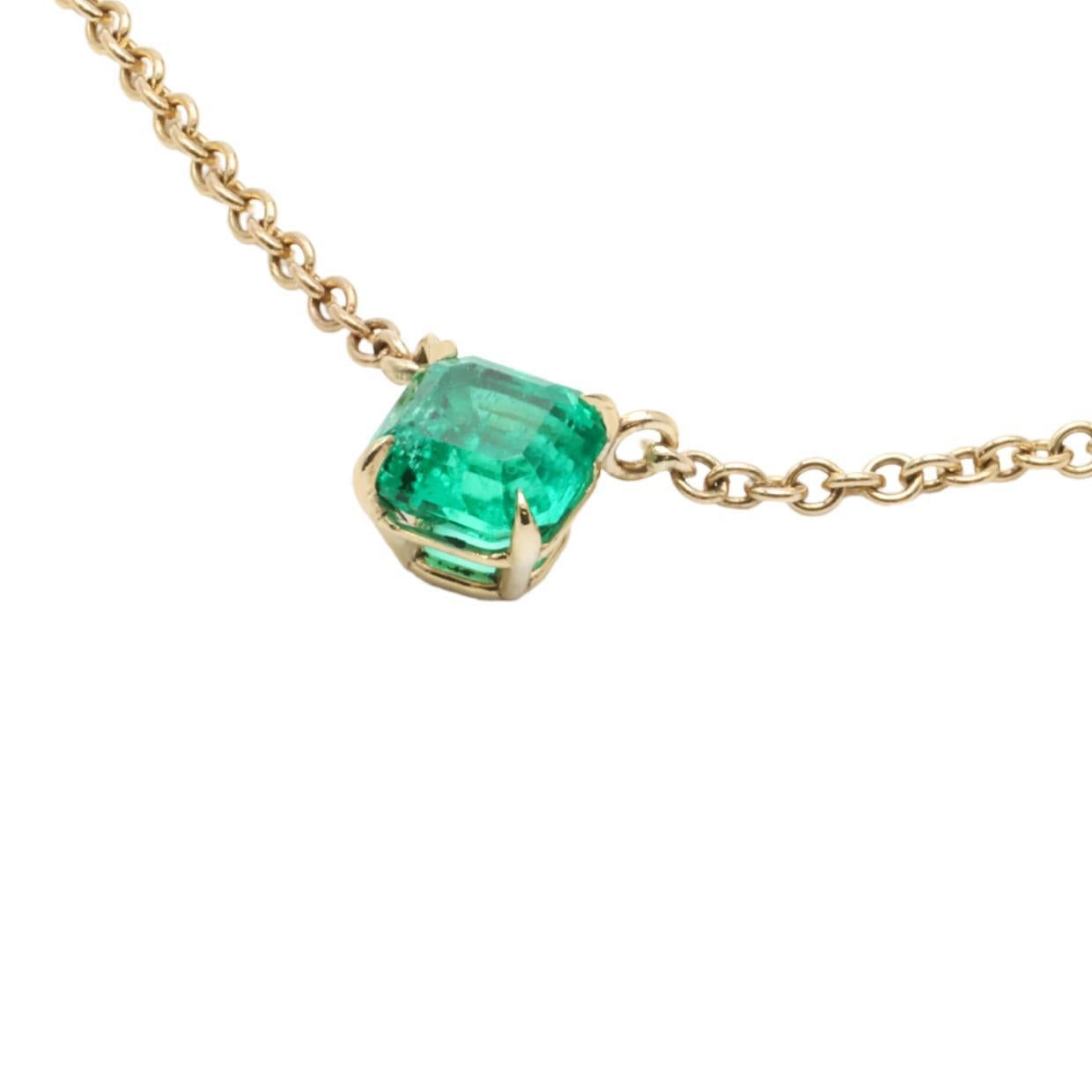 Collar Colgante Solitario Fina Esmeralda Colombiana GIA Oro Amarillo - 0.86 Quilates

Descubre el encanto de la elegancia atemporal con este exquisito collar colgante de esmeralda colombiana. Con una magnífica esmeralda colombiana verde vivo de