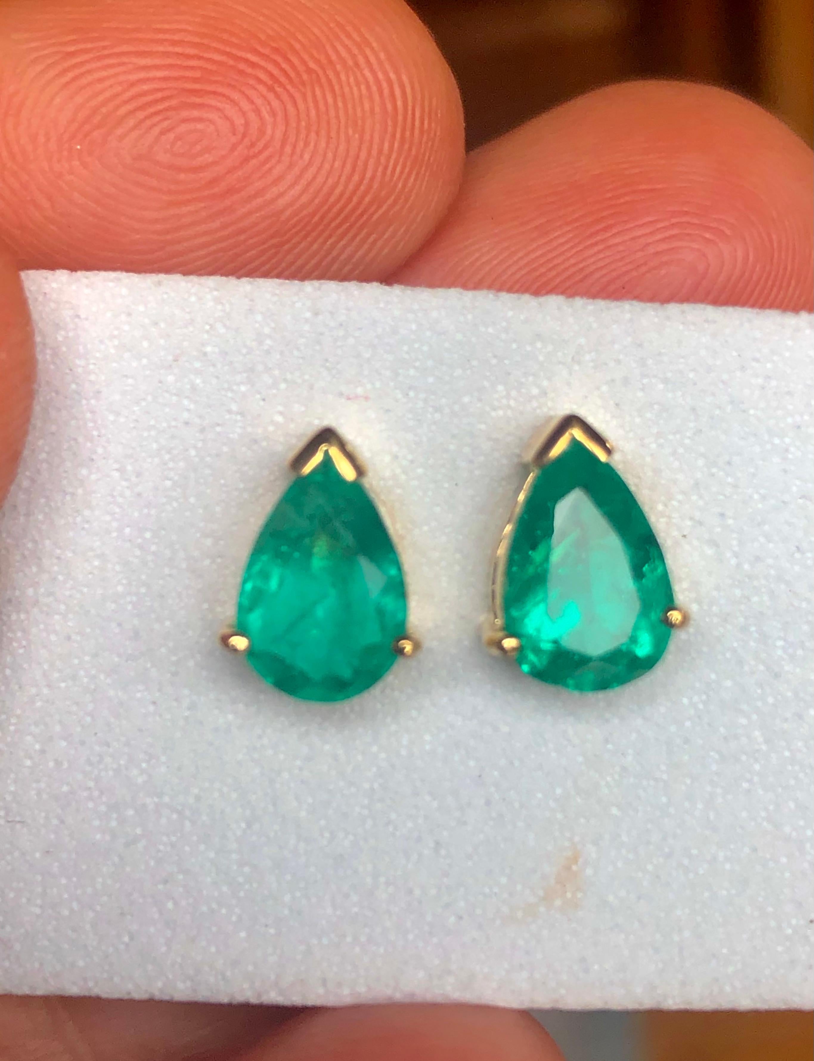 Fine Colombian Emerald Pear Cut 18k Yellow Gold Stud Earrings For Sale 7