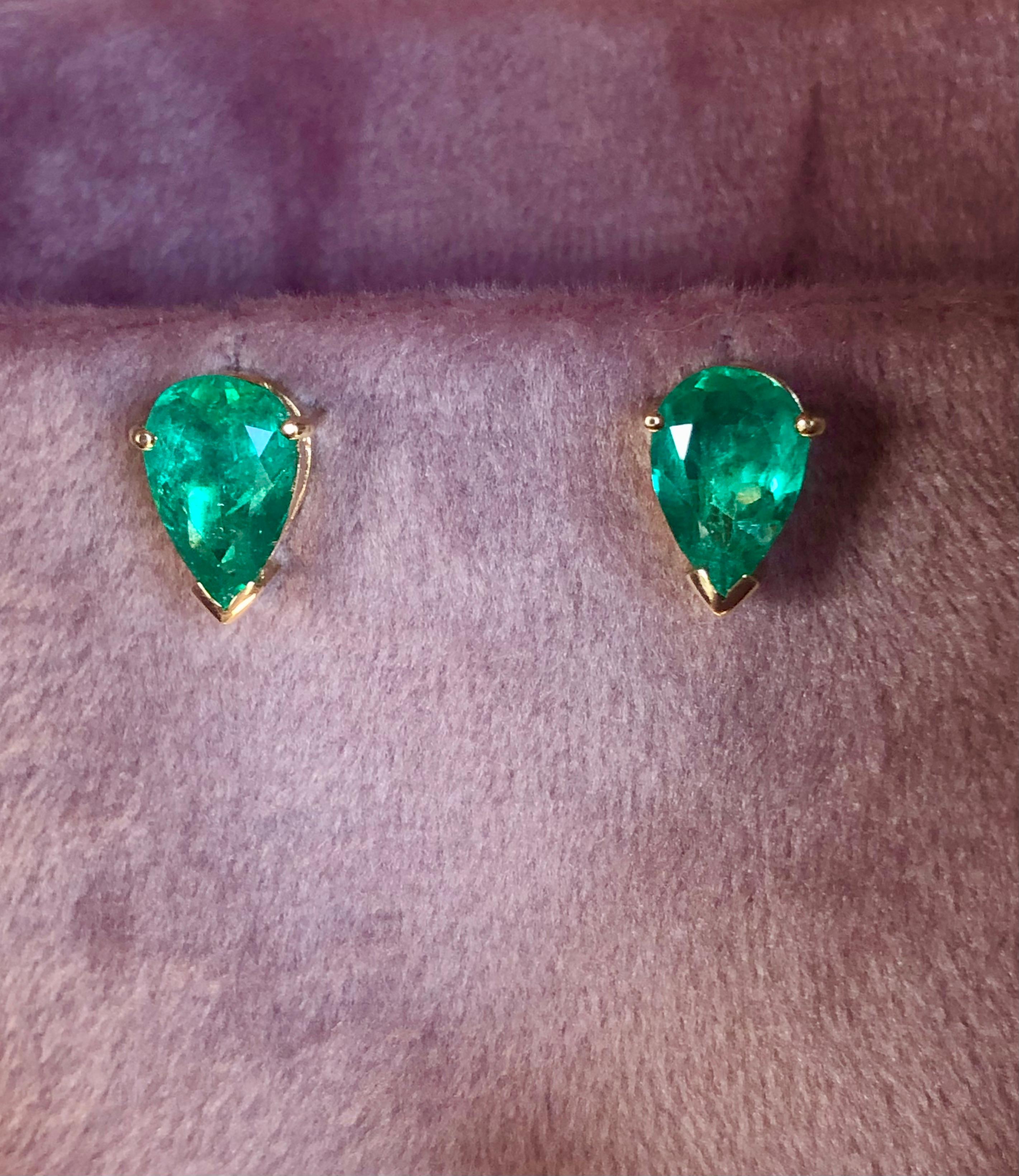 Fine Colombian Emerald Pear Cut 18k Yellow Gold Stud Earrings For Sale 5