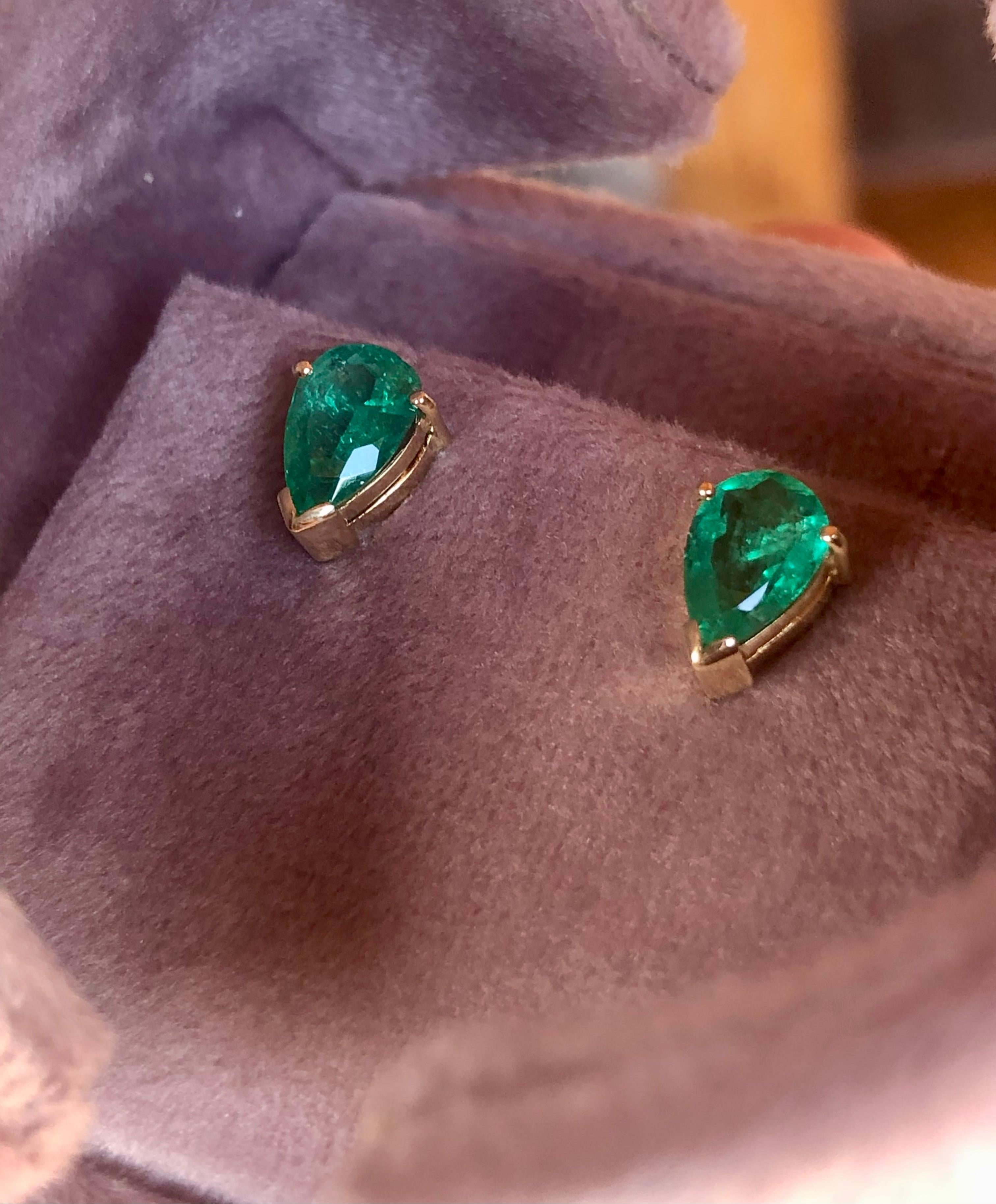 Fine Colombian Emerald Pear Cut 18k Yellow Gold Stud Earrings For Sale 6