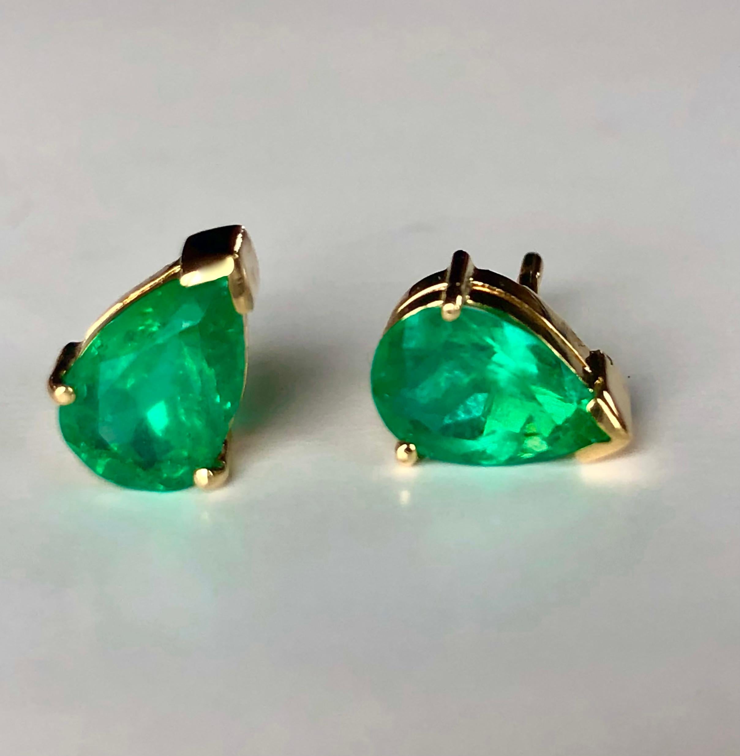 Fine Colombian Emerald Pear Cut 18k Yellow Gold Stud Earrings For Sale 3