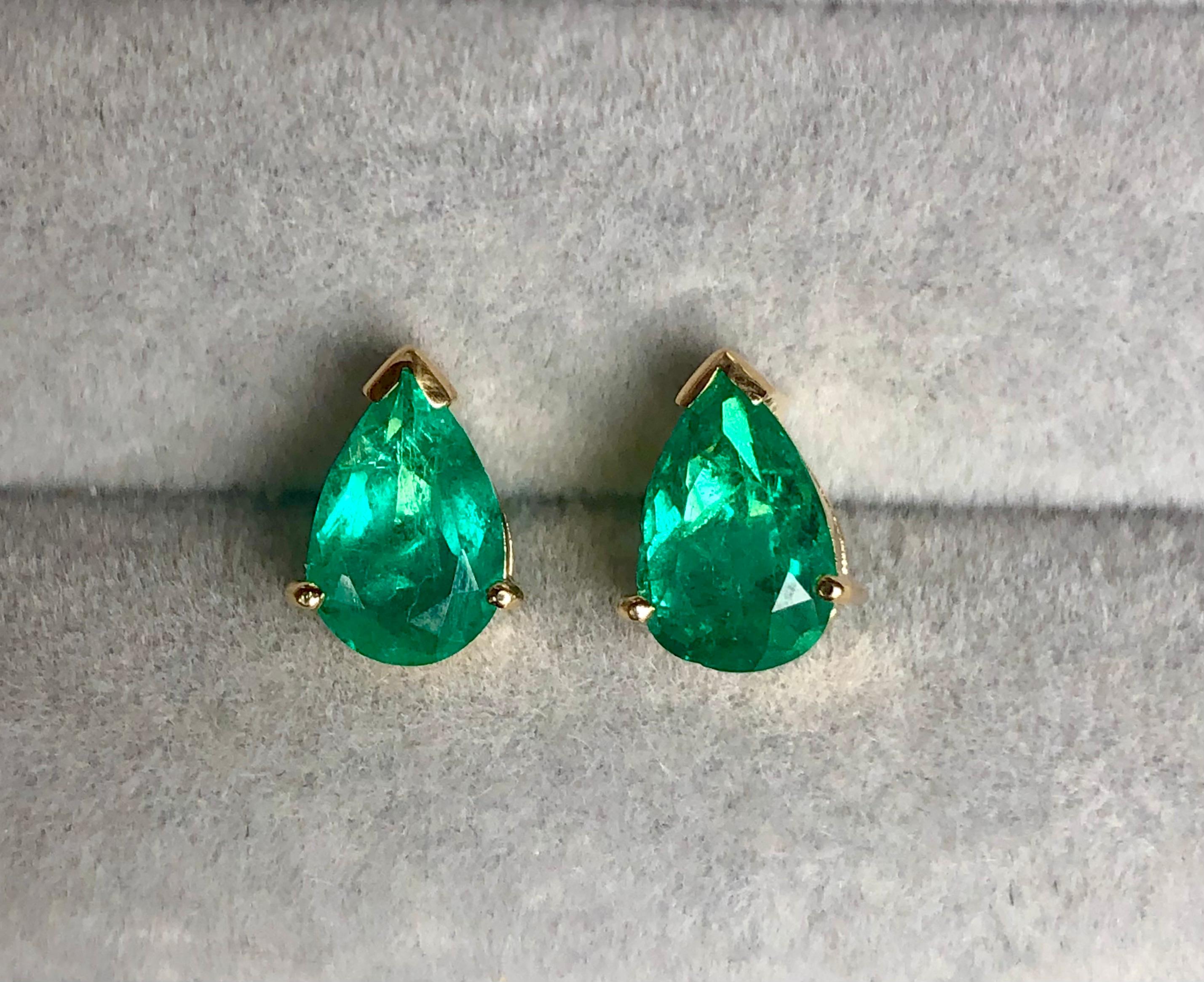 Fine Colombian Emerald Pear Cut 18k Yellow Gold Stud Earrings For Sale 9