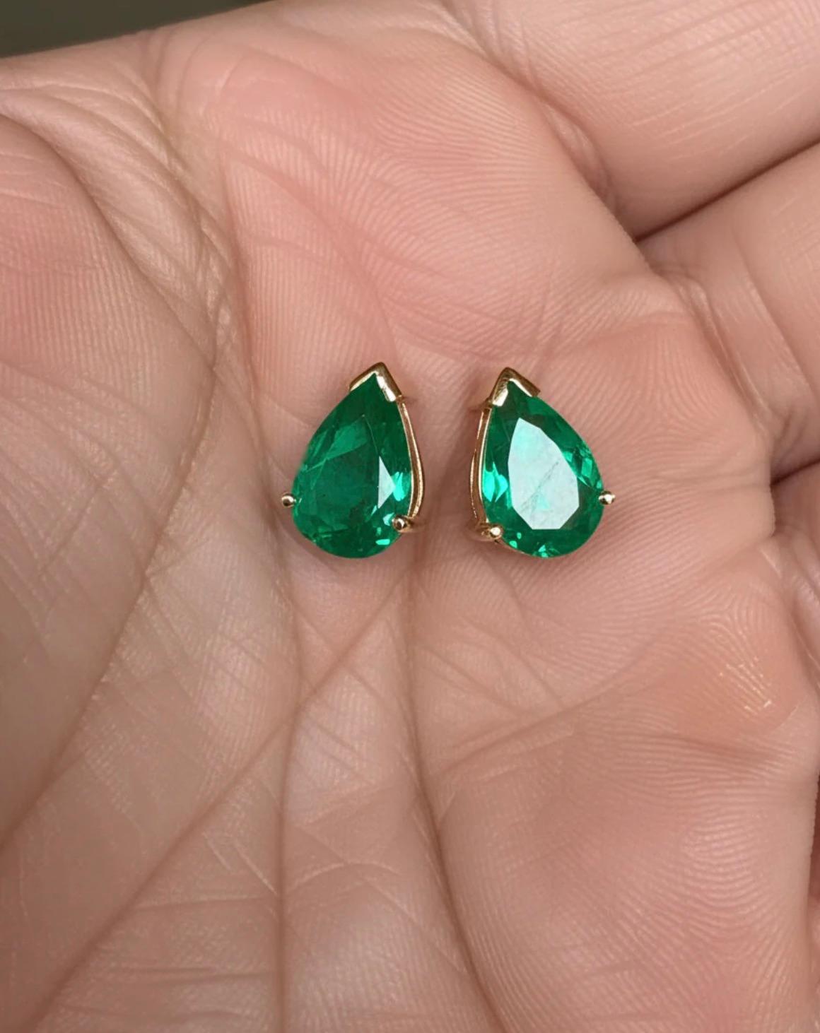 Les boucles d'oreilles intemporelles sont composées d'émeraudes de Colombie en forme de poire de qualité AAA+ et de couleur intense. Ces boucles d'oreilles sont un classique contemporain et s'ajouteront parfaitement à toute collection de bijoux. -