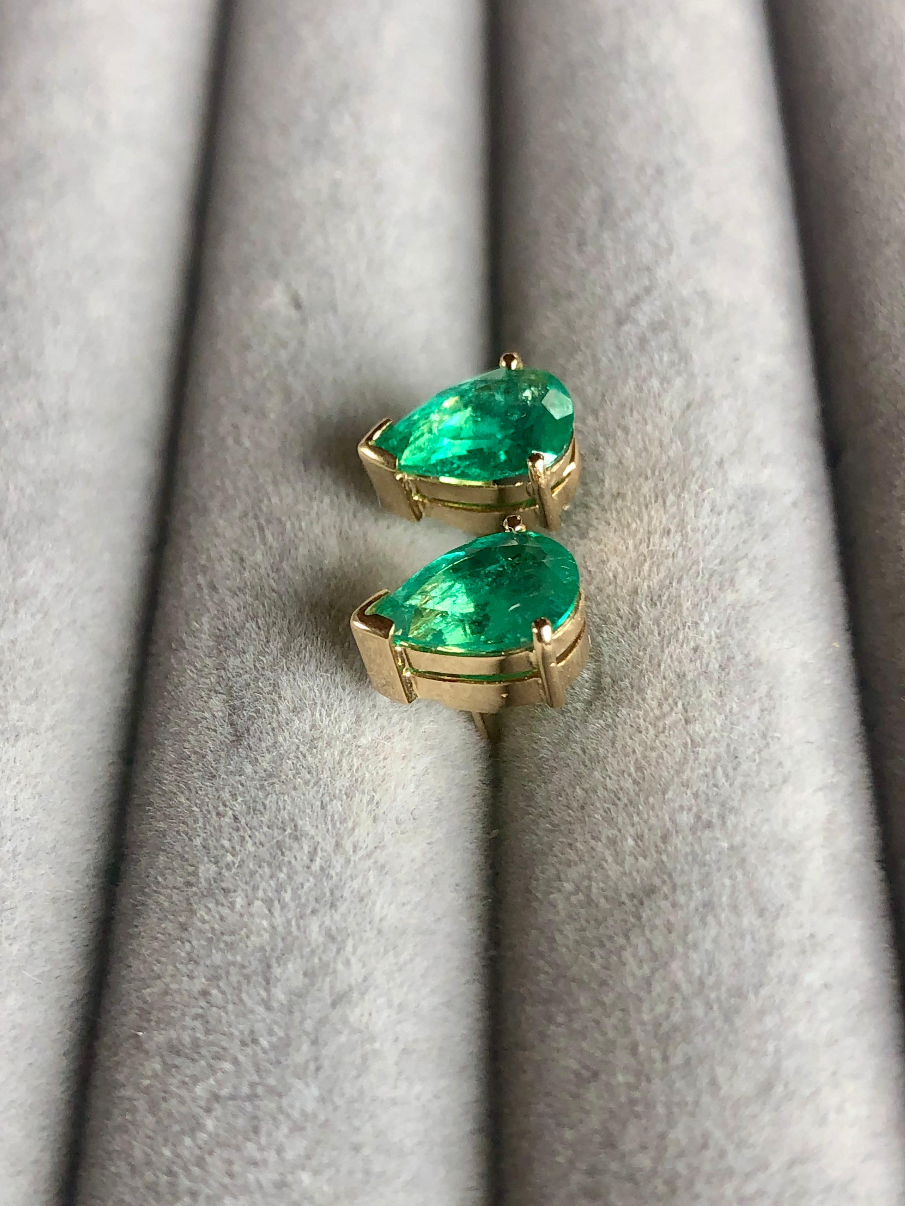 Women's Fine Colombian Emerald Pear Cut 18k Yellow Gold Stud Earrings For Sale
