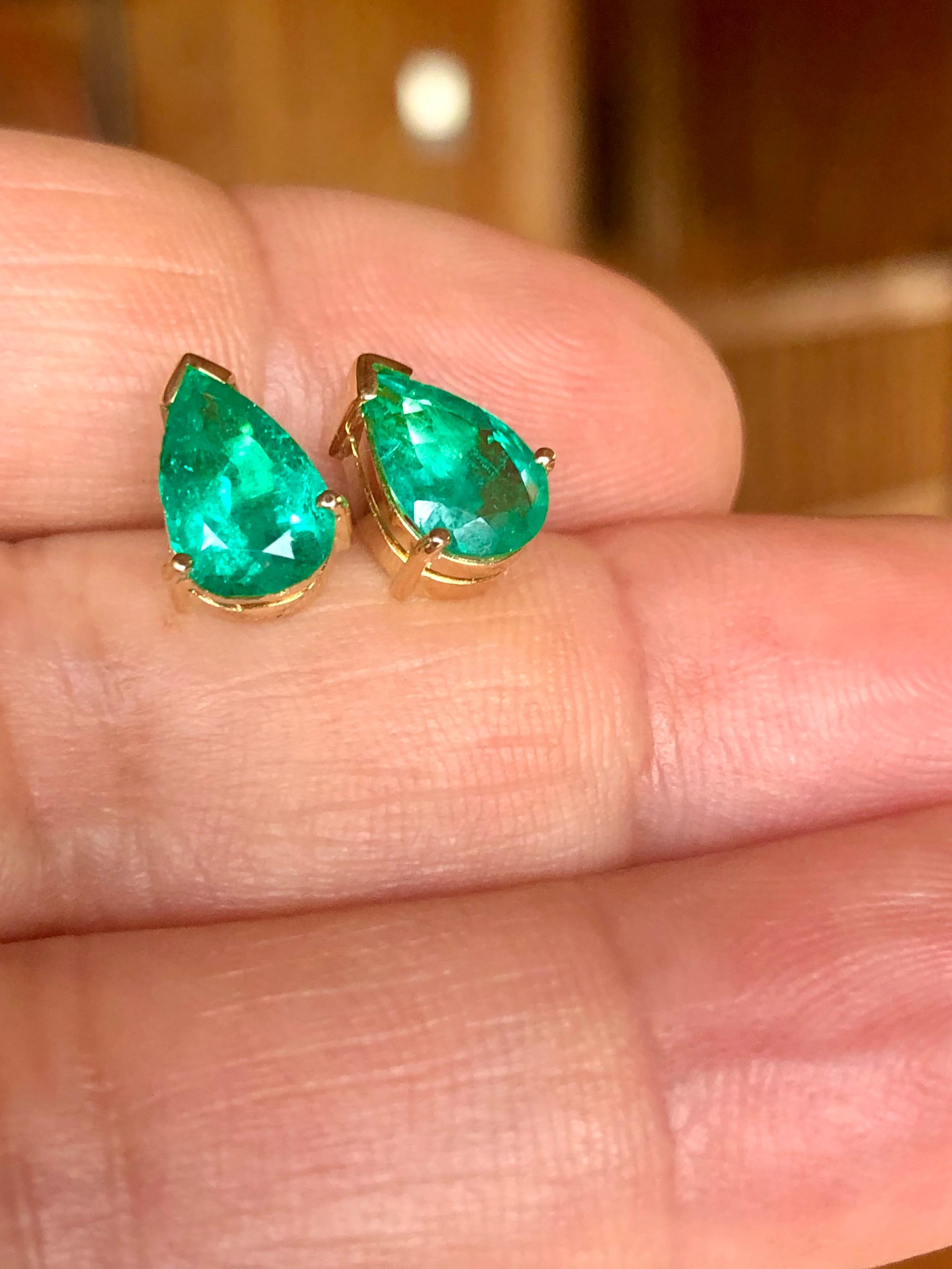 Fine Colombian Emerald Pear Cut 18k Yellow Gold Stud Earrings For Sale 8