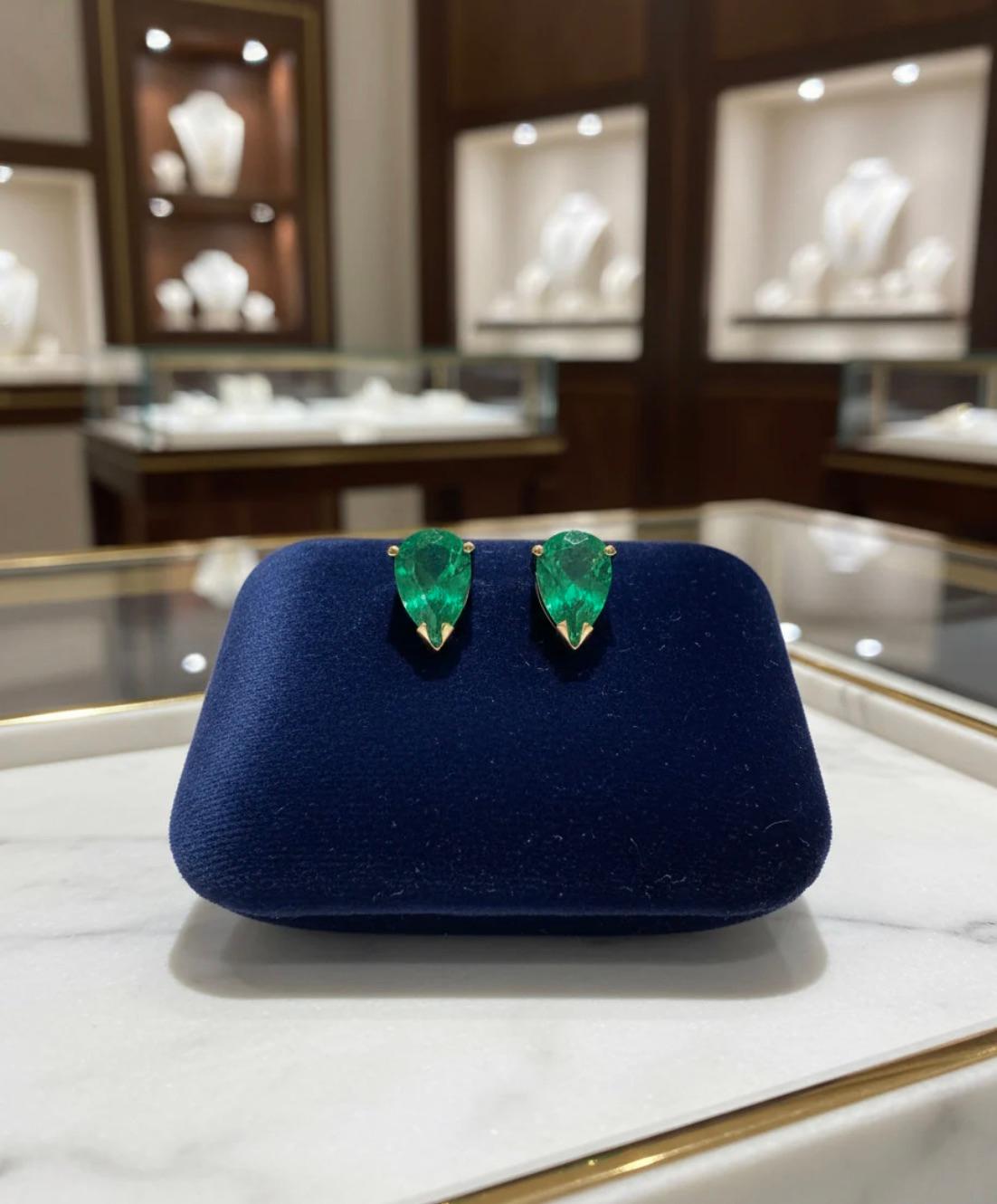 Boucles d'oreilles en or jaune 18k avec émeraude colombienne taillée en poire Pour femmes en vente