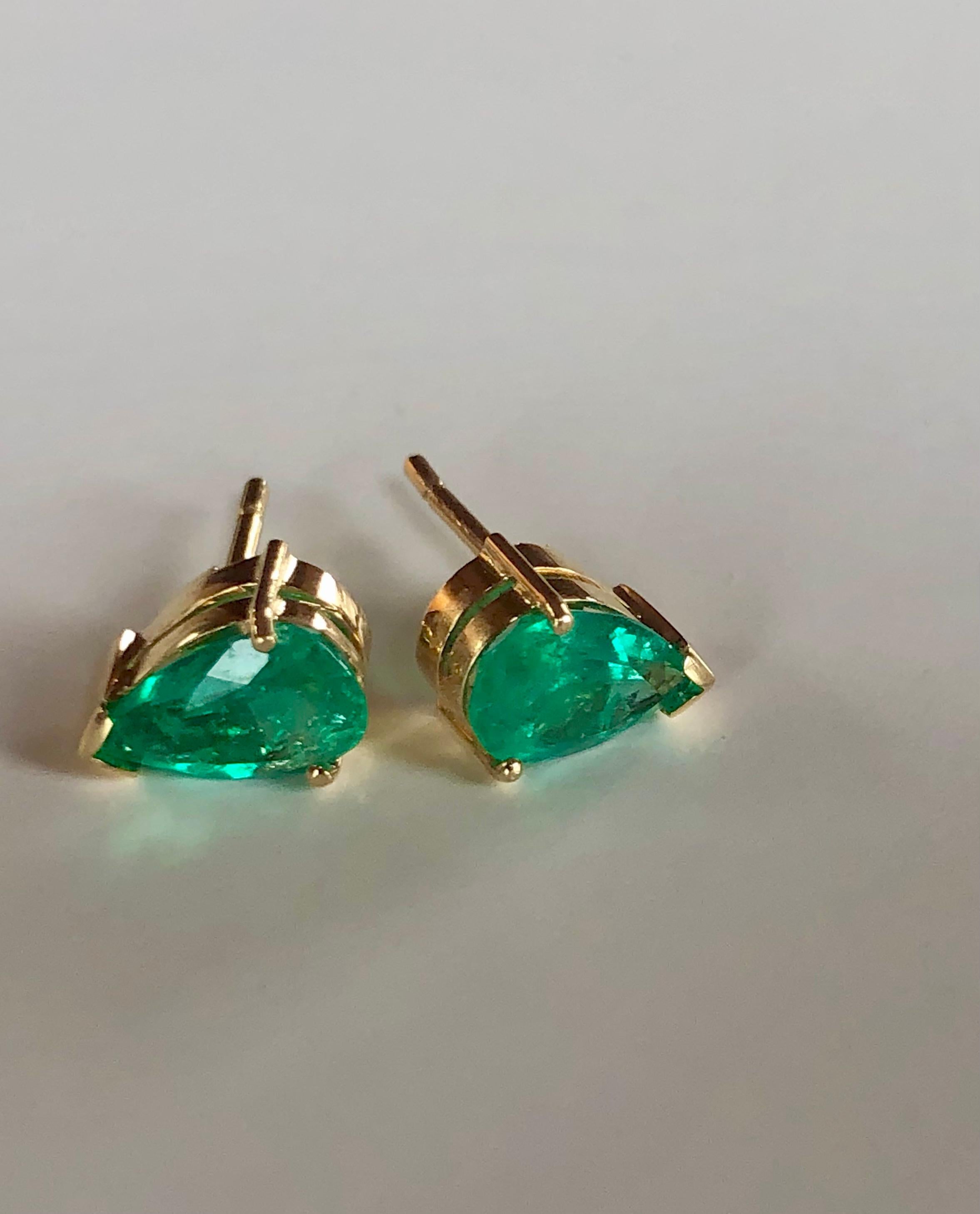 Fine Colombian Emerald Pear Cut 18k Yellow Gold Stud Earrings For Sale 1
