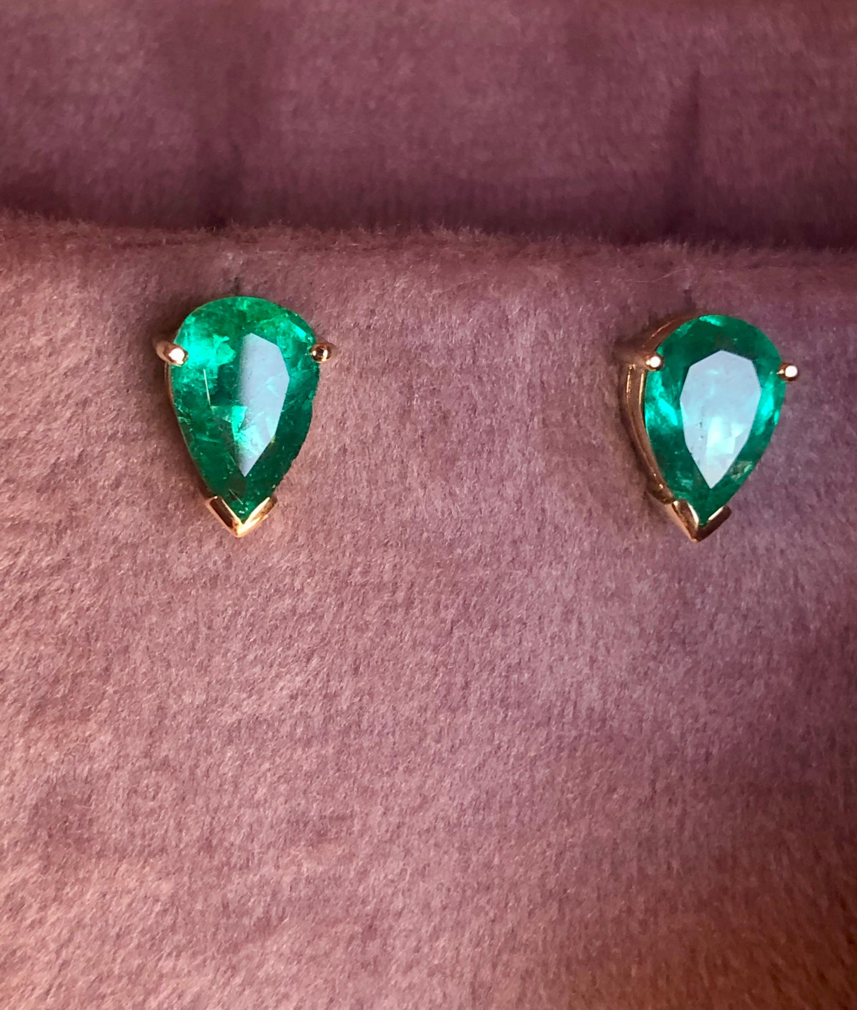 Contemporary Fine Colombian Emerald Pear Cut 18k Yellow Gold Stud Earrings For Sale
