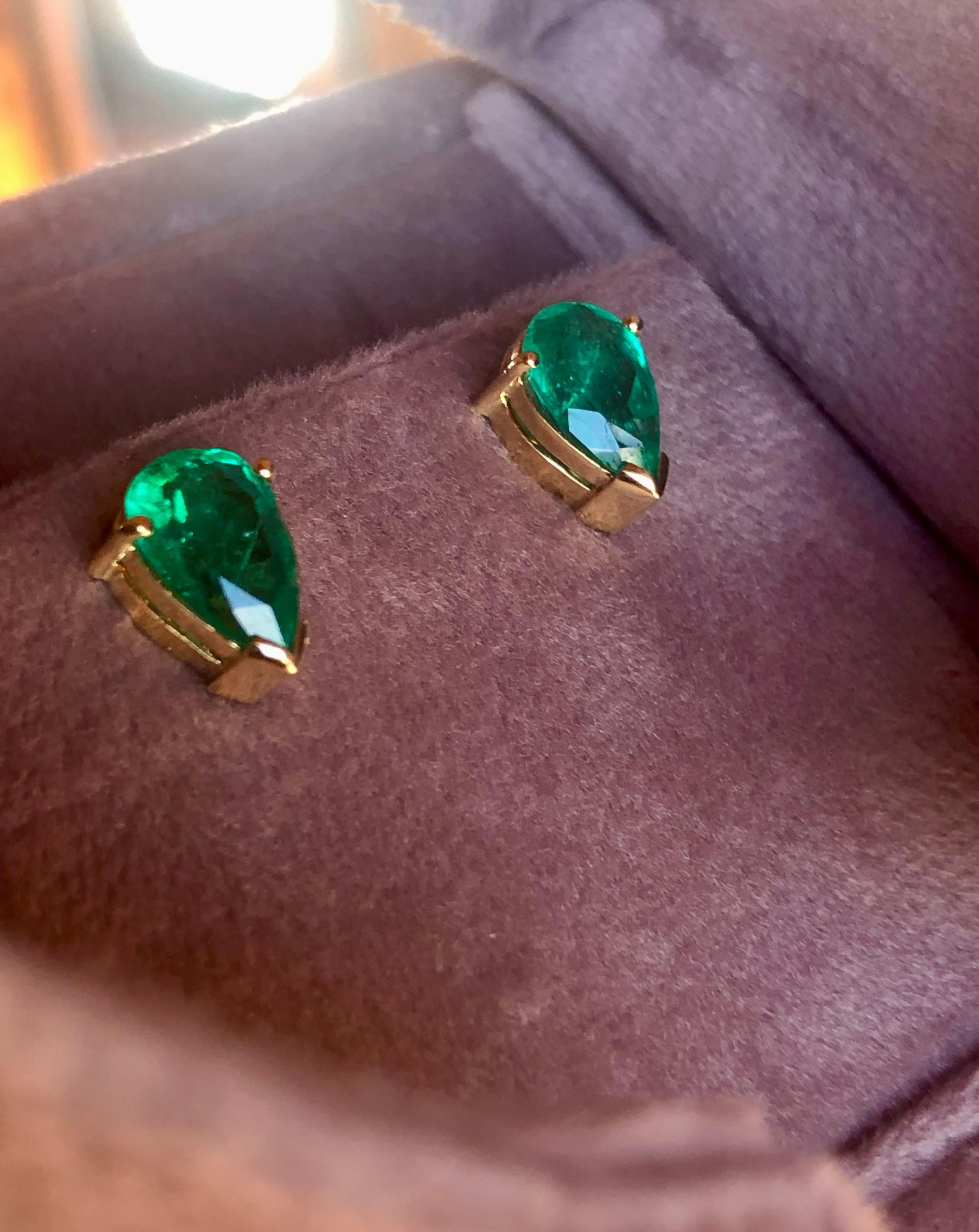 Fine Colombian Emerald Pear Cut 18k Yellow Gold Stud Earrings For Sale 4