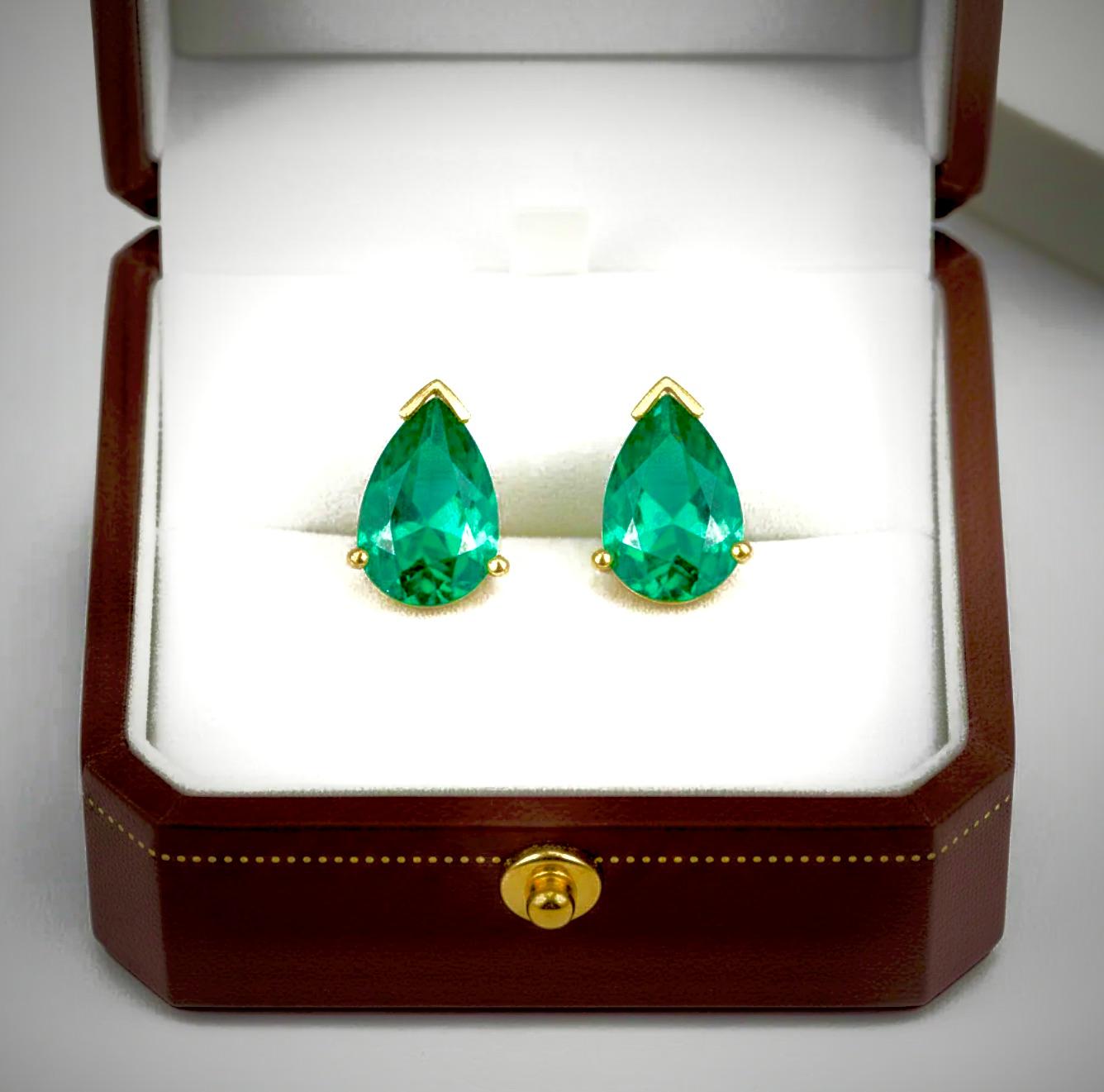 Boucles d'oreilles en or jaune 18k avec émeraude colombienne taillée en poire