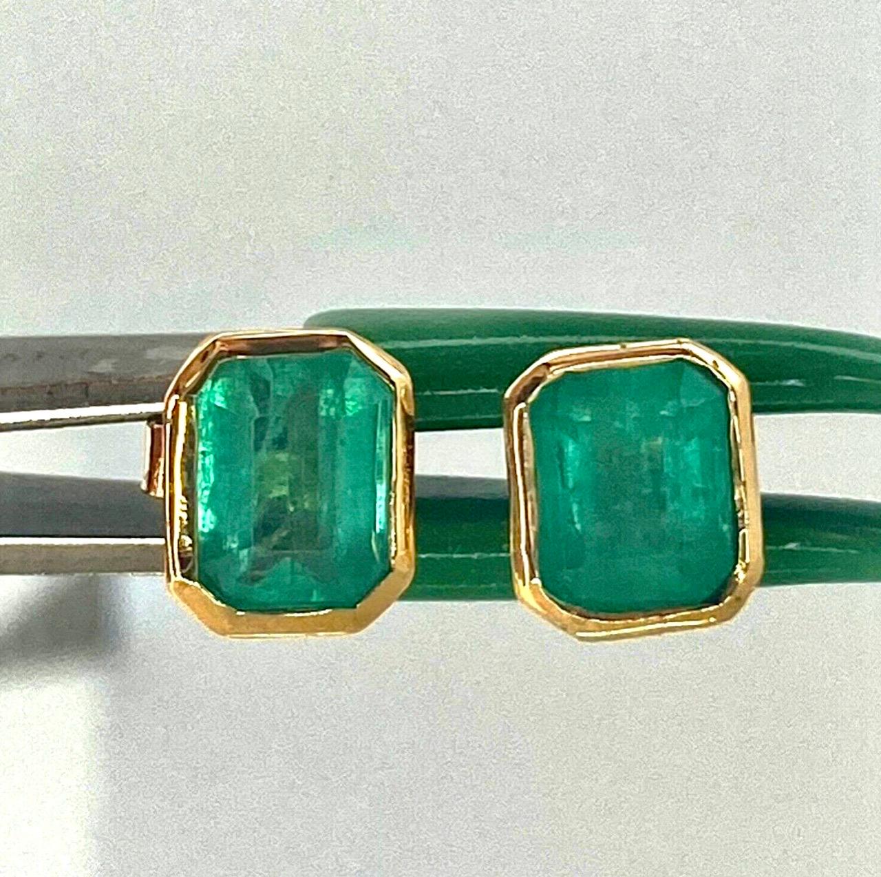 Contemporary Fine Colombian Emerald Stud Earrings Bezel 18K Gold For Sale