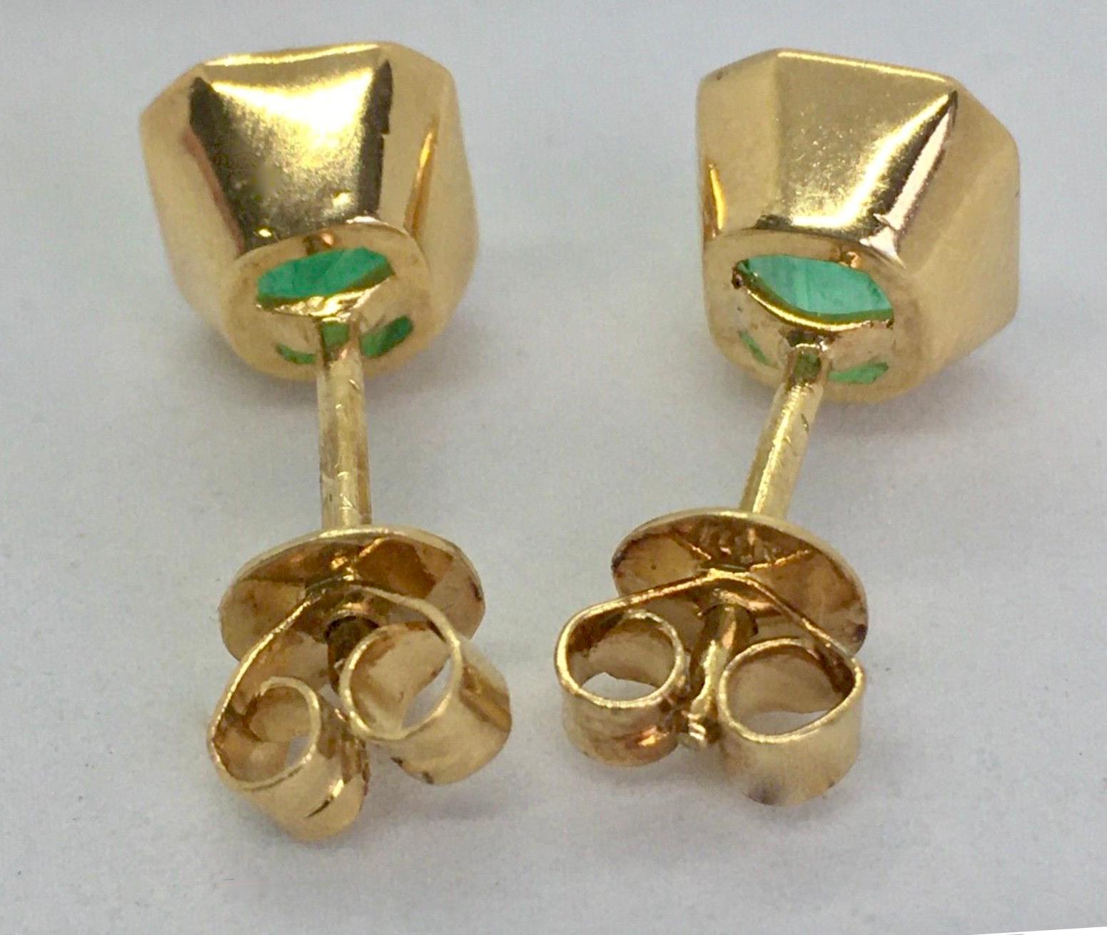 Fine Colombian Emerald Stud Earrings Bezel 18K Gold For Sale 2