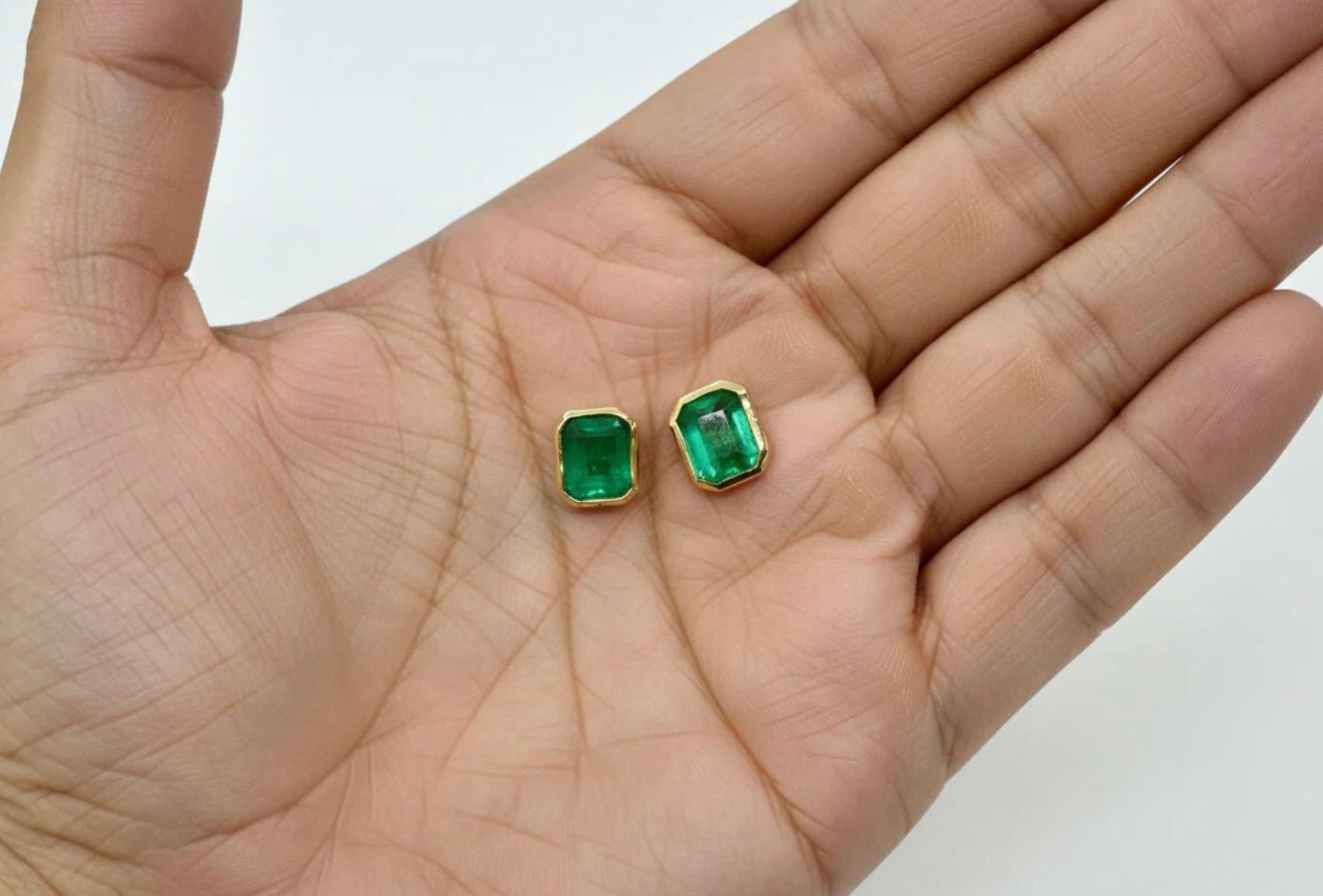 Magnifique émeraude de Colombie  Boucles d'oreilles 18K
Emeraude naturelle vert moyen
Taille émeraude
Poids total 4,00 carats
Dimensions des boucles d'oreilles : 7.87mm x 9.55mm
3.80g
En or jaune 18 carats massif
Dos d'âne
Condit : Nouveau
Tous nos