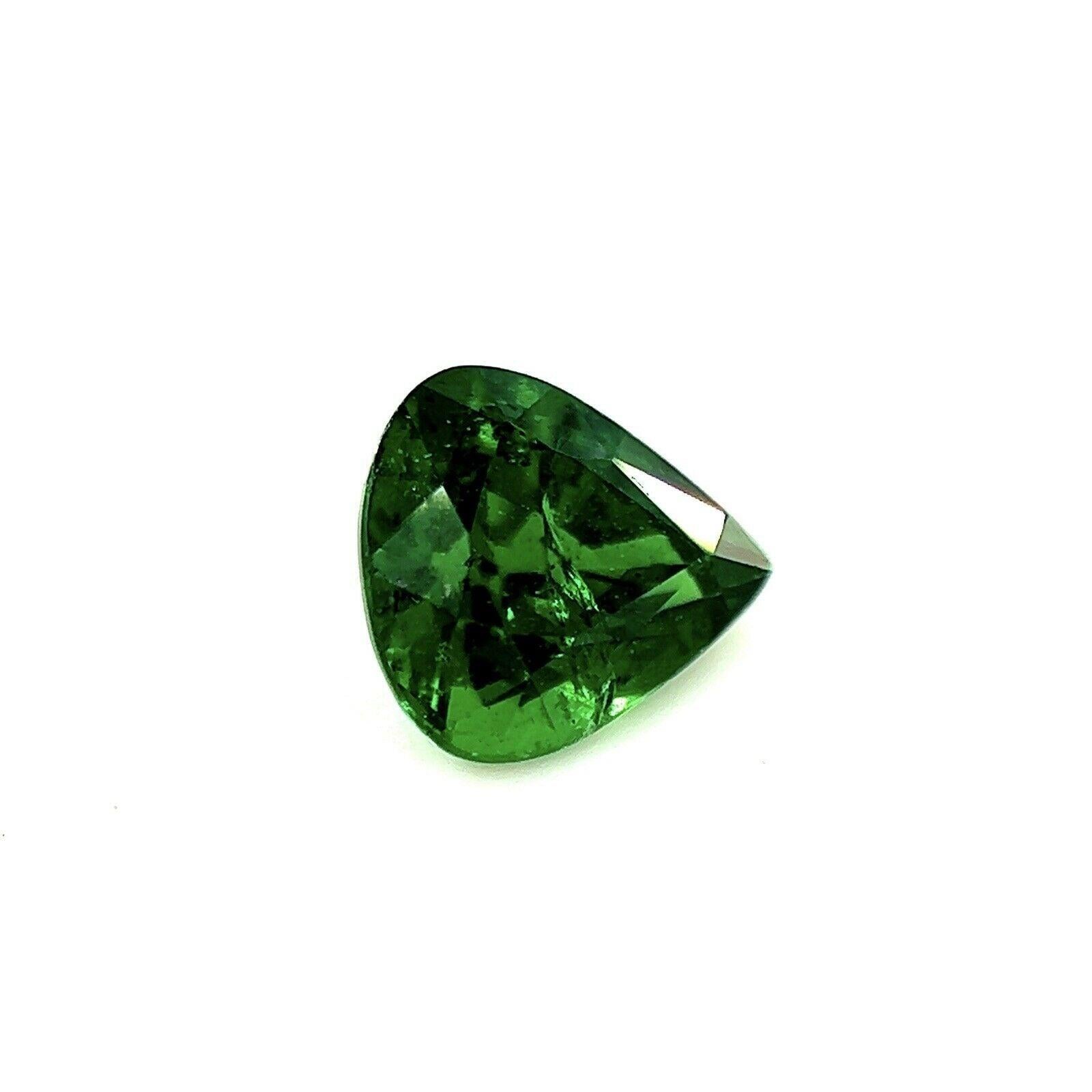 Feine Farbe lebhaft grün Tsavorit Granat 0,83ct Birne Teardrop Schliff Edelstein 6x5,5m

Feiner natürlicher lebhaft grüner Tsavorit-Granat.
0.83-Karat-Stein mit einer schönen lebhaften grünen Farbe und guter Reinheit. Einige kleine Einschlüsse