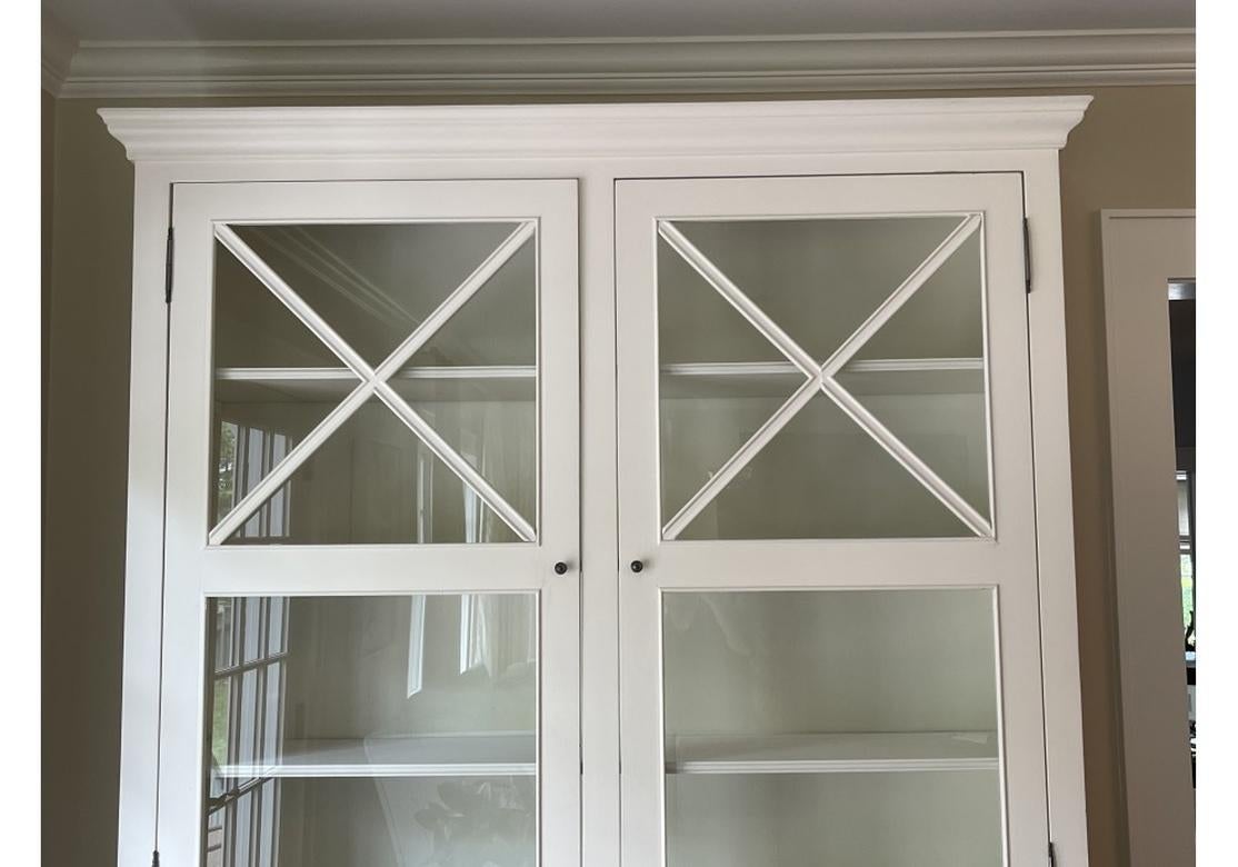 Fine Contemporary White Painted Bookshelf Cabinet  im Zustand „Gut“ im Angebot in Bridgeport, CT