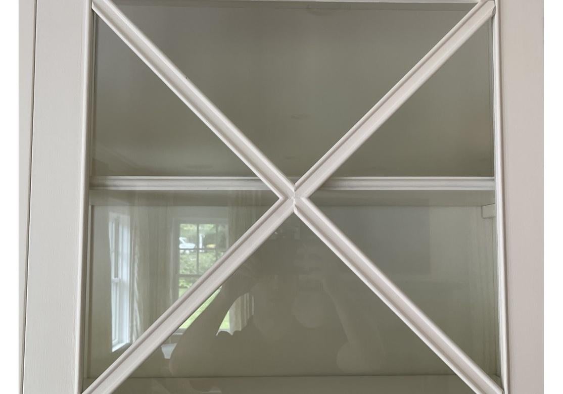 Fine Contemporary White Painted Bookshelf Cabinet  (Metall) im Angebot