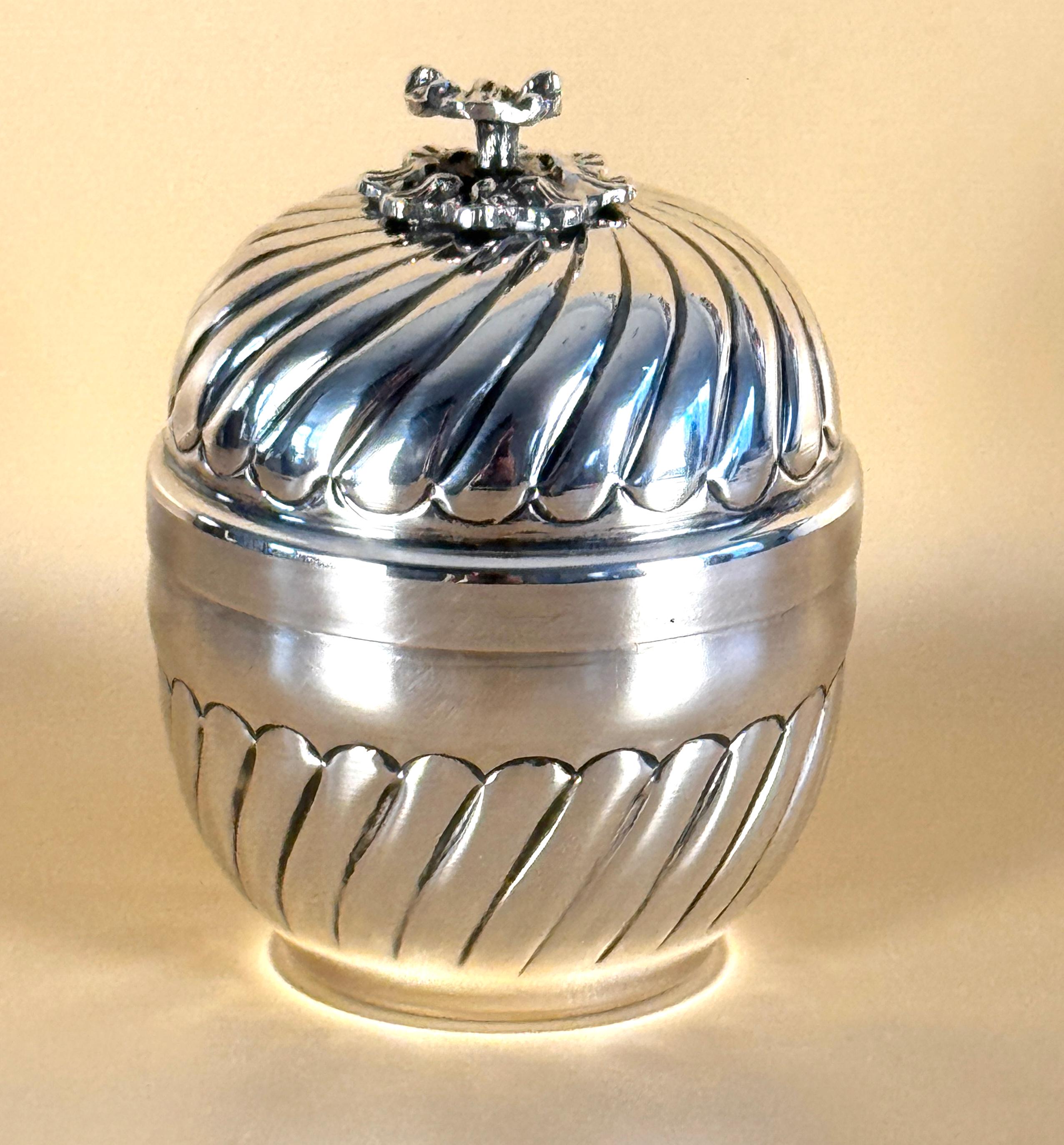 Caja de bombones de plata continental fina con interior Giltwash, norma 900. La caja, que consta de dos partes y está coronada por un remate en forma de flor, está decorada con un borde retorcido y un interior dorado. Estampado 900 AG en la base