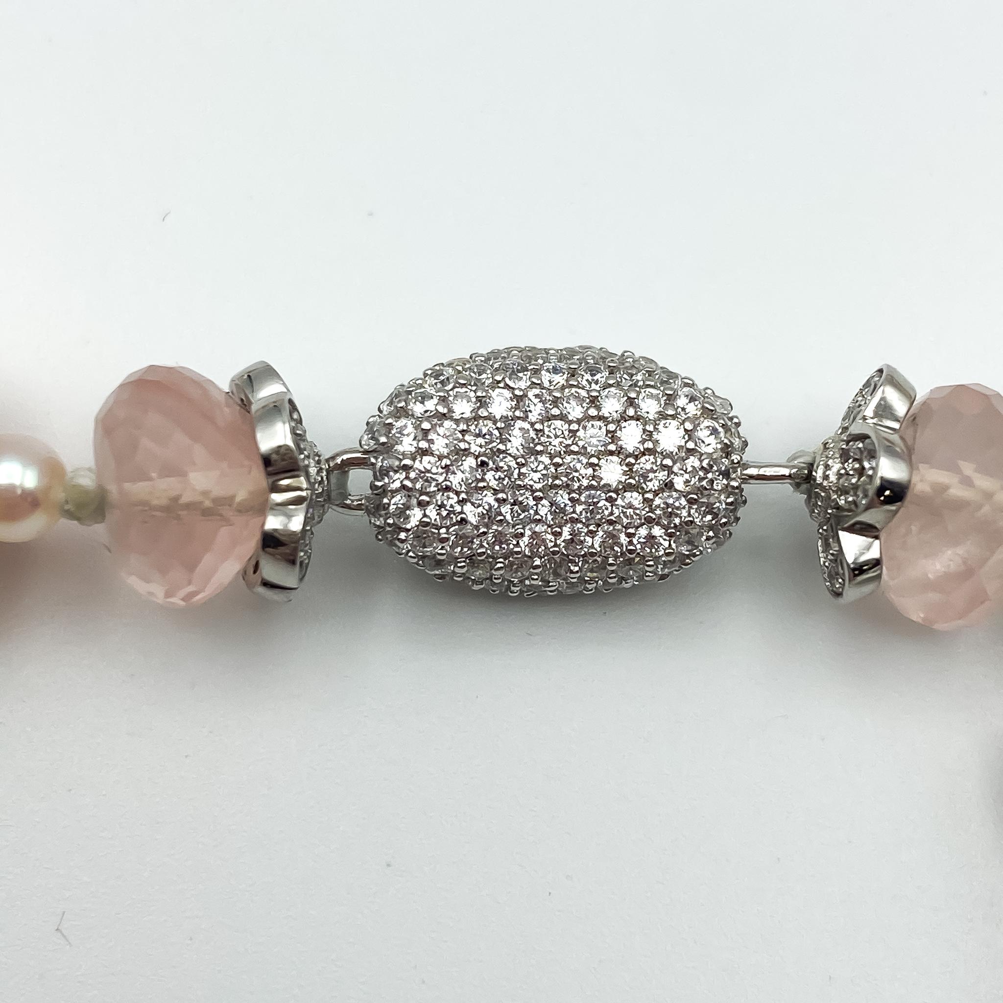 Halskette mit feinen Korallen, Rosenquarz, Bergquarz und feinen Perlen (Gemischter Schliff) im Angebot