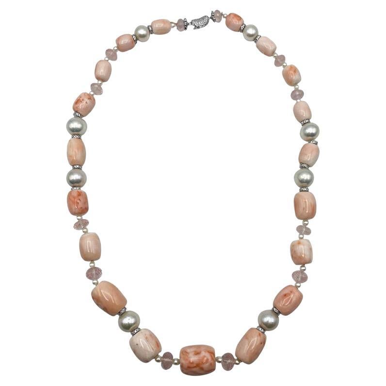 Halskette mit feinen Korallen, Rosenquarz, Bergquarz und feinen Perlen im Angebot