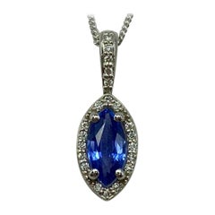 Ciondolo a raggiera in platino con zaffiro blu fiordaliso e diamante marquise