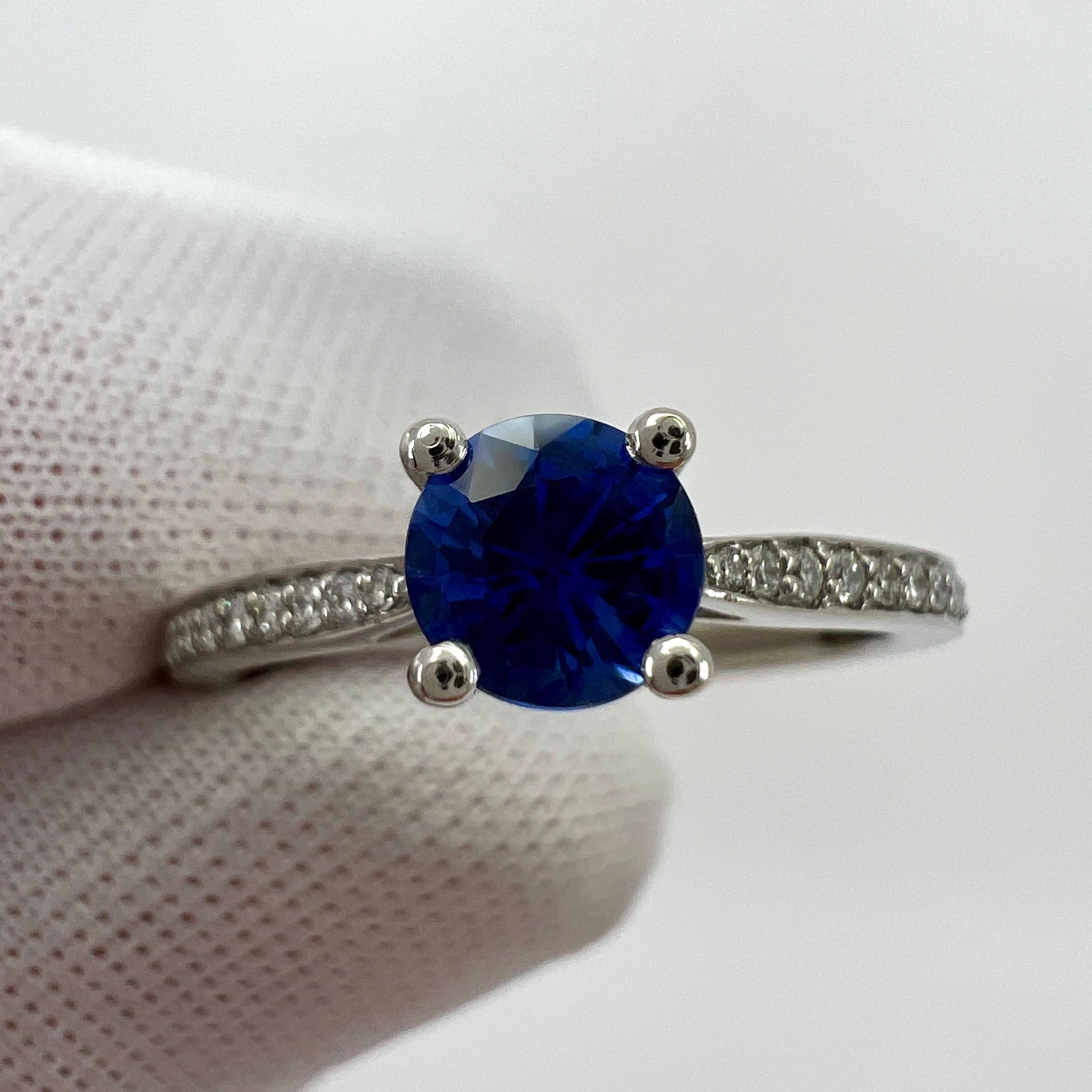 Anillo fino de zafiro azul aciano de Ceilán, diamante y platino, talla brillante redonda en venta 7