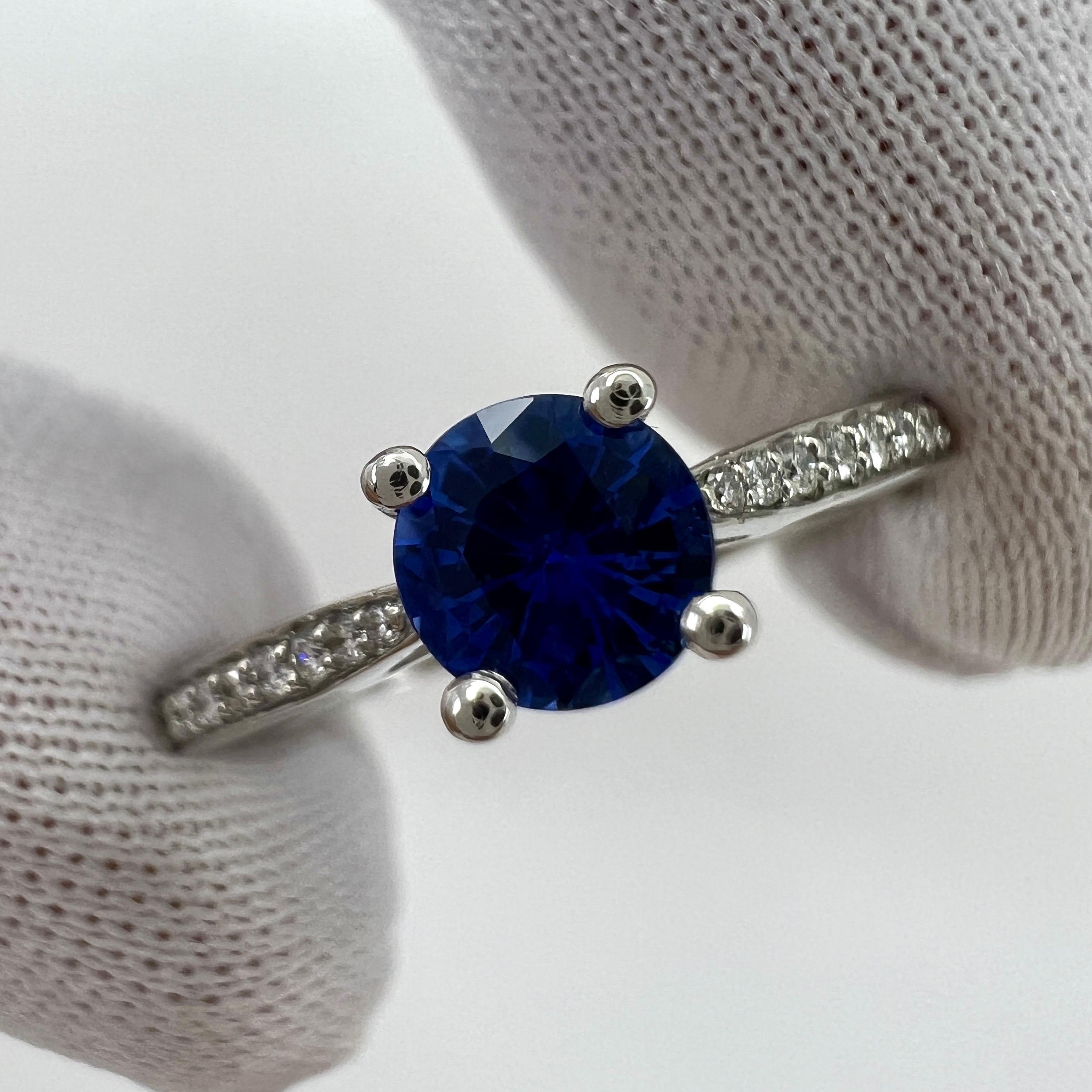 Fine Cornflower Blue Ceylon Sapphire Diamond Platinum Round Brilliant Cut Ring In New Condition For Sale In Birmingham, GB