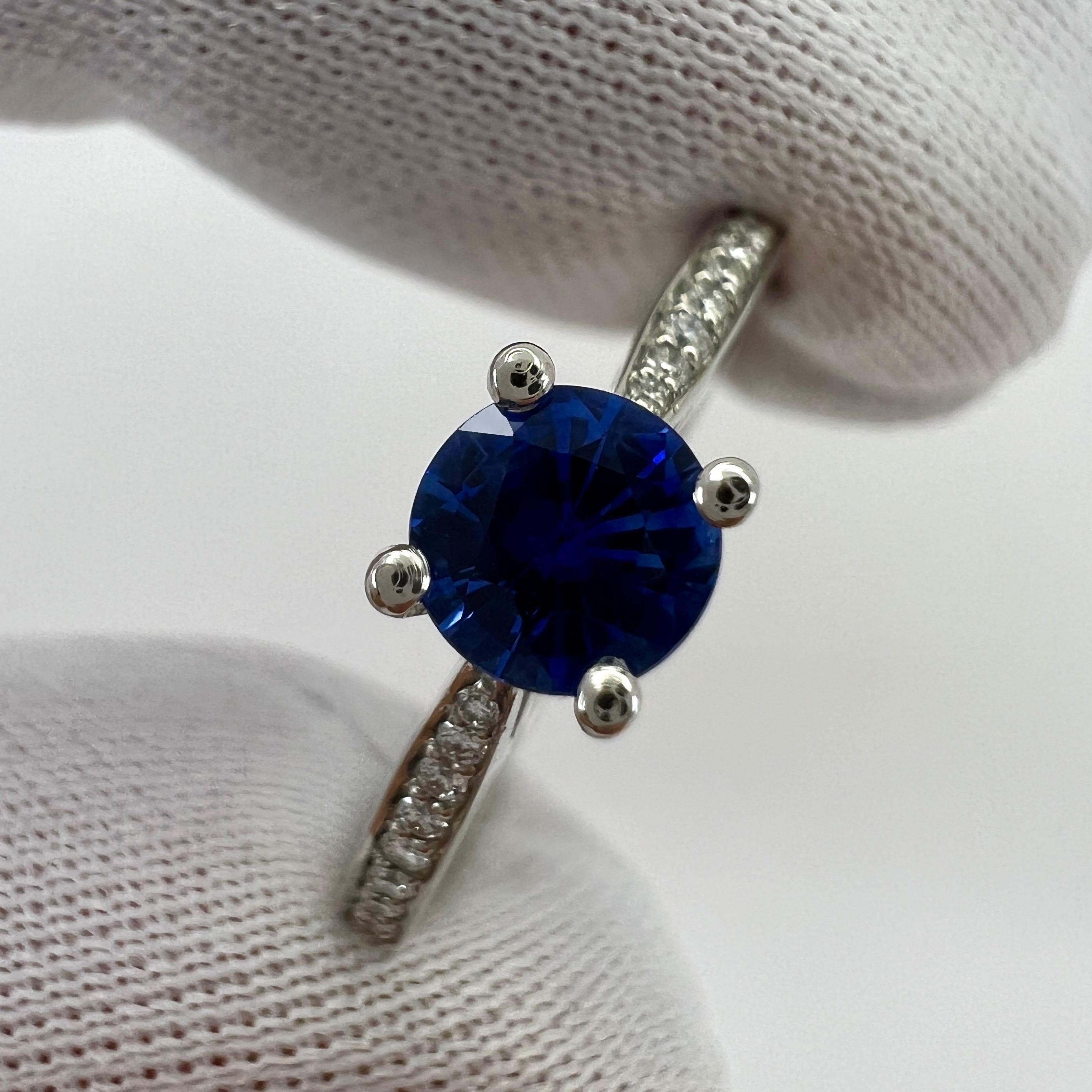 Women's or Men's Fine Cornflower Blue Ceylon Sapphire Diamond Platinum Round Brilliant Cut Ring For Sale