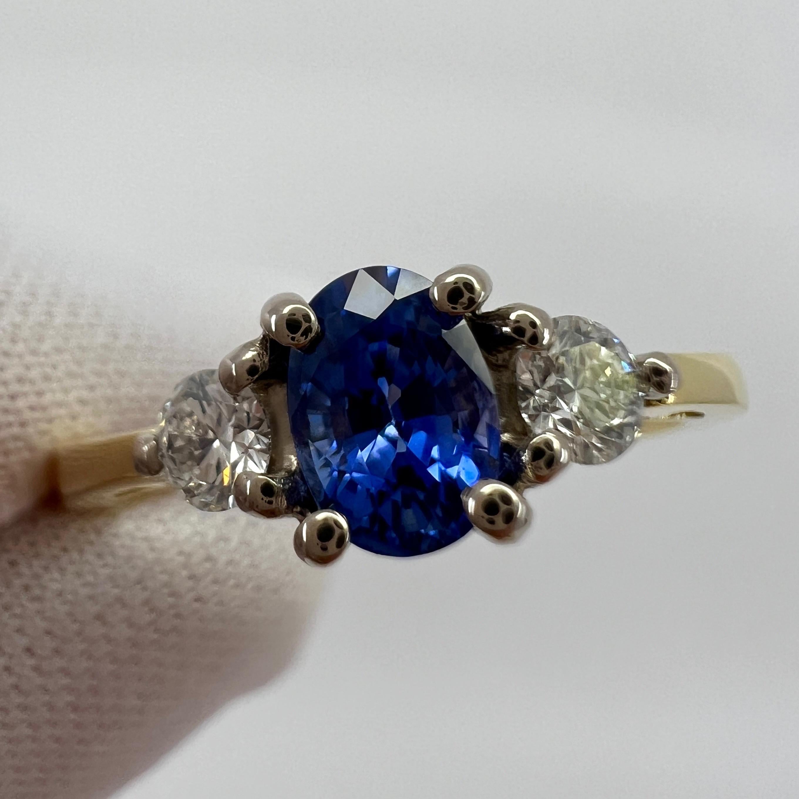 Fine Cornflower Blue Oval Ceylon Sapphire & Diamond Three Stone 18k Gold Ring For Sale 2