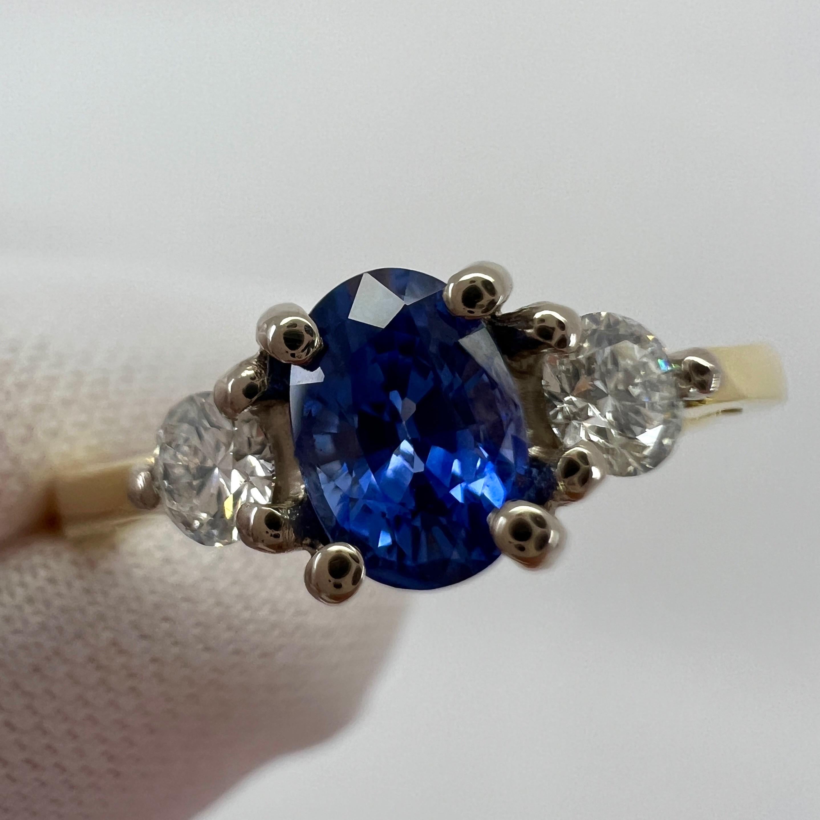 Fine Cornflower Blue Oval Ceylon Sapphire & Diamond Three Stone 18k Gold Ring In New Condition For Sale In Birmingham, GB