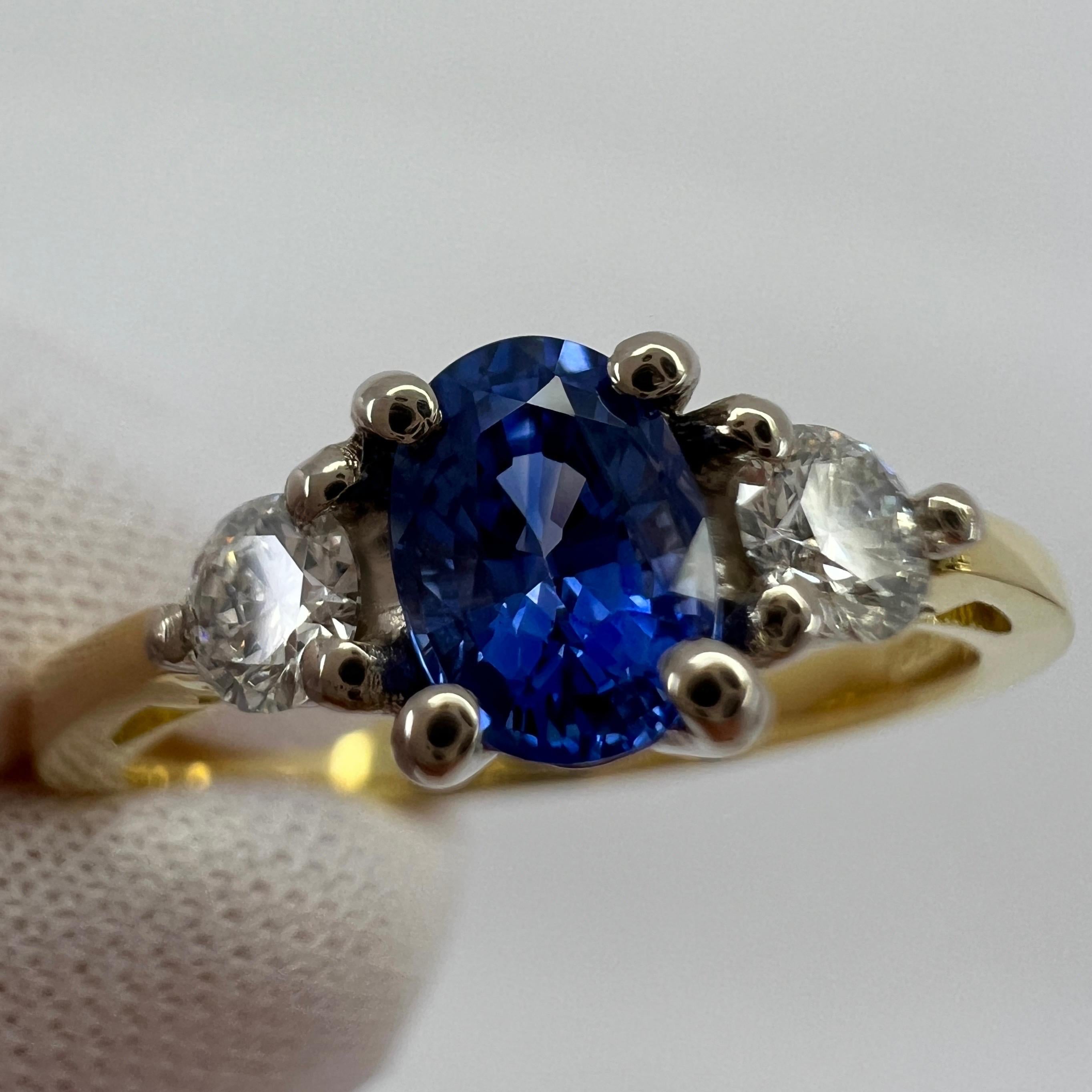 Women's or Men's Fine Cornflower Blue Oval Ceylon Sapphire & Diamond Three Stone 18k Gold Ring For Sale