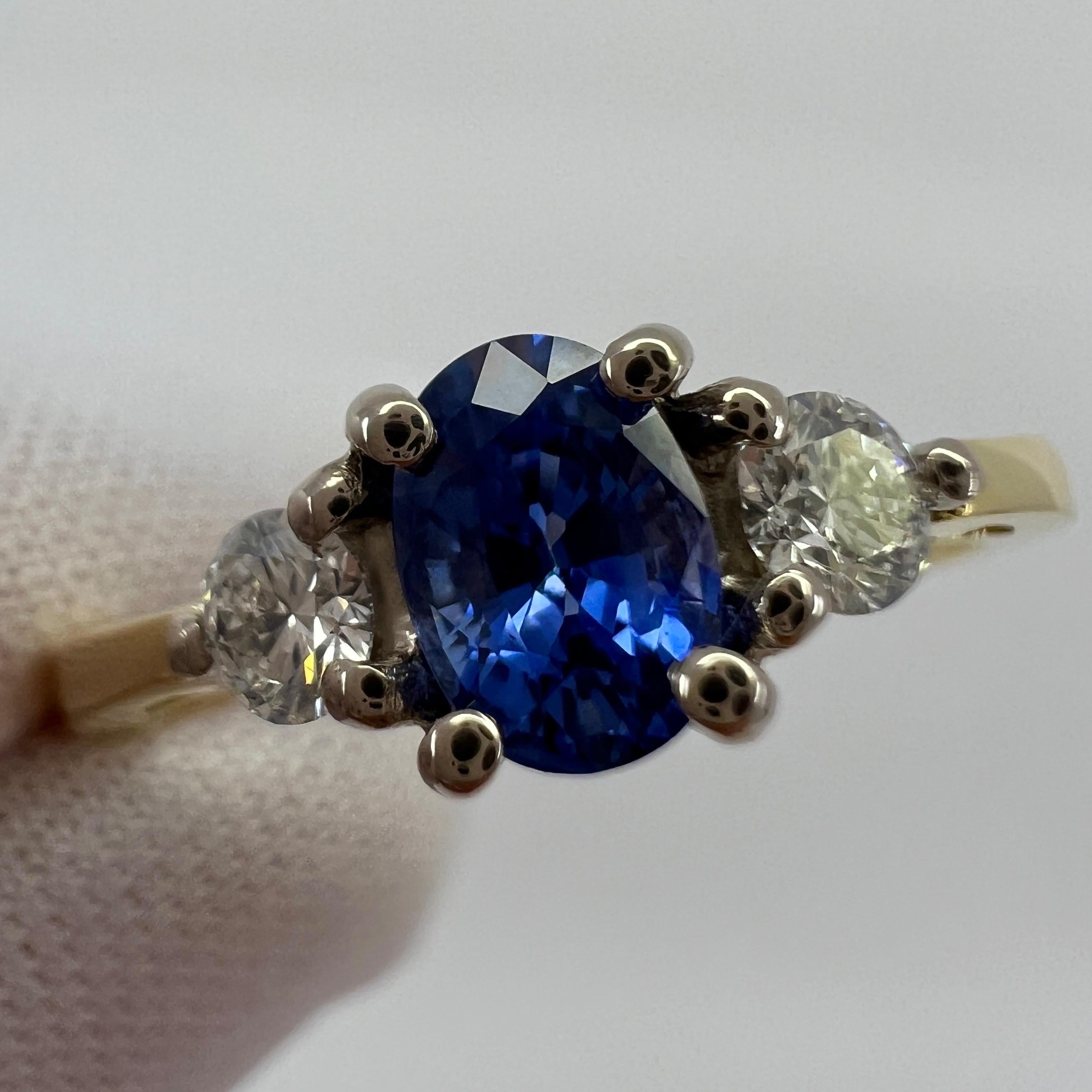Fine Cornflower Blue Oval Ceylon Sapphire & Diamond Three Stone 18k Gold Ring For Sale 1