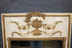 Raffinato specchio francese Luigi XV Trumeau decorato con vernice cremosa e dorato