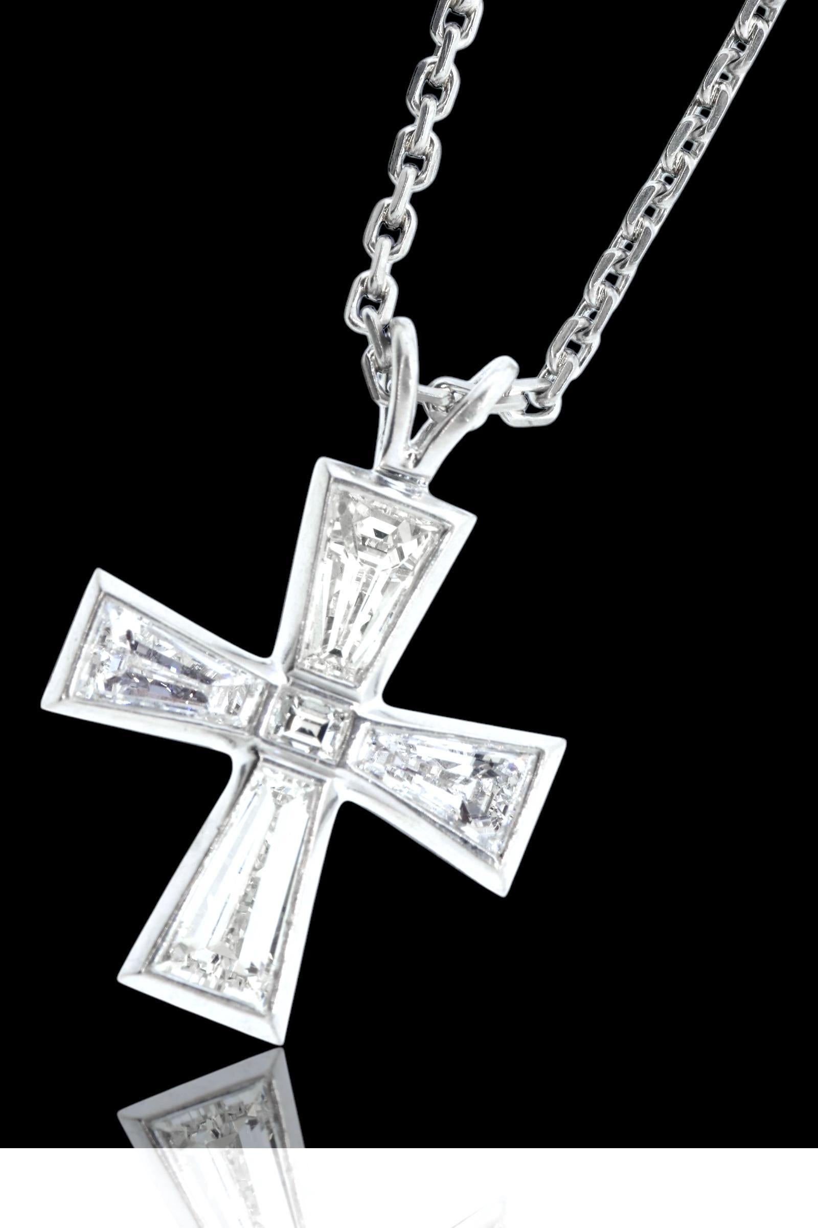 Taille navette Fine Cross with Fine Fancy cut Diamonds in Platinum on an Antique Chain w/ Dias. en vente