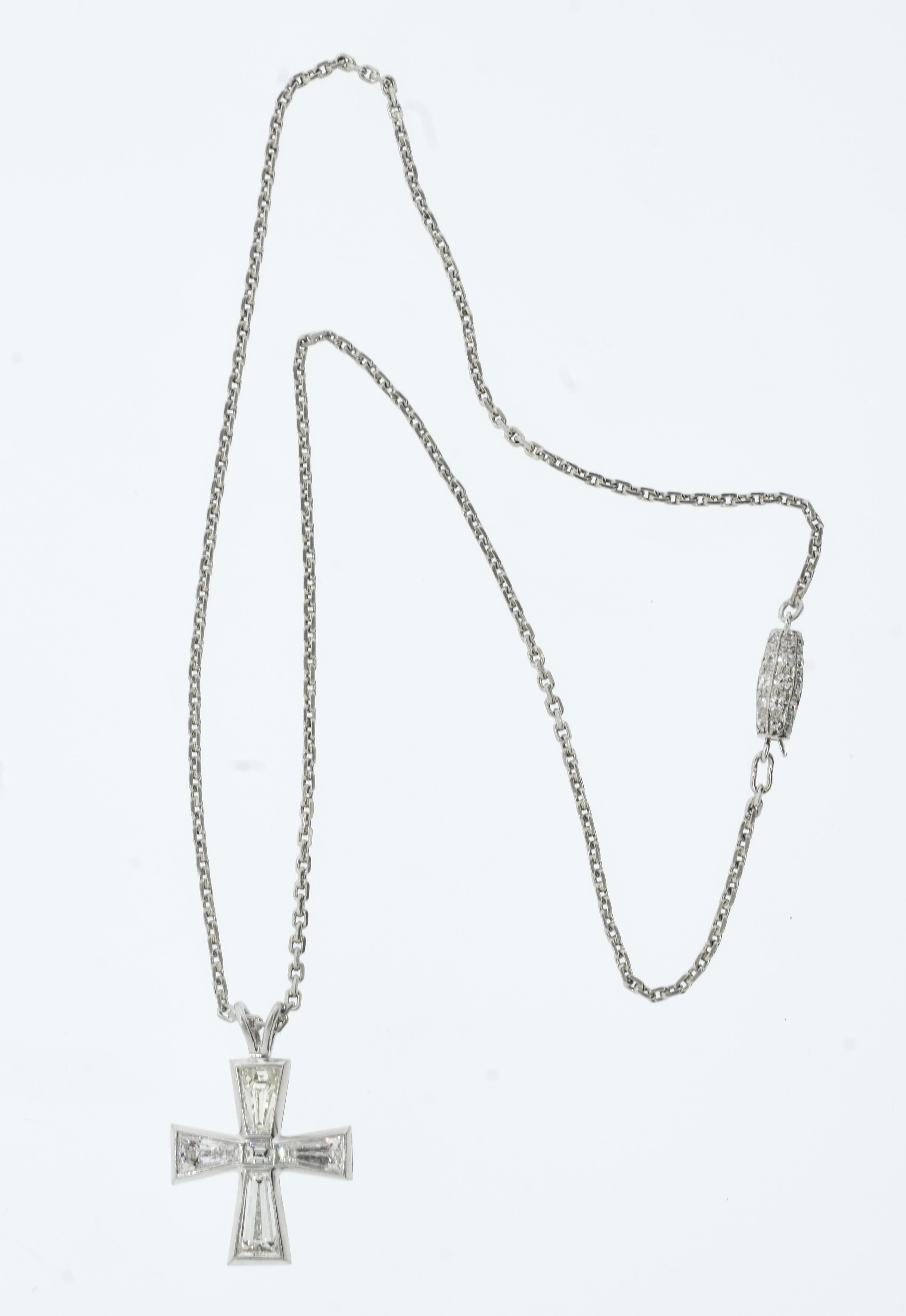 Fine Cross with Fine Fancy cut Diamonds in Platinum on an Antique Chain w/ Dias. Unisexe en vente