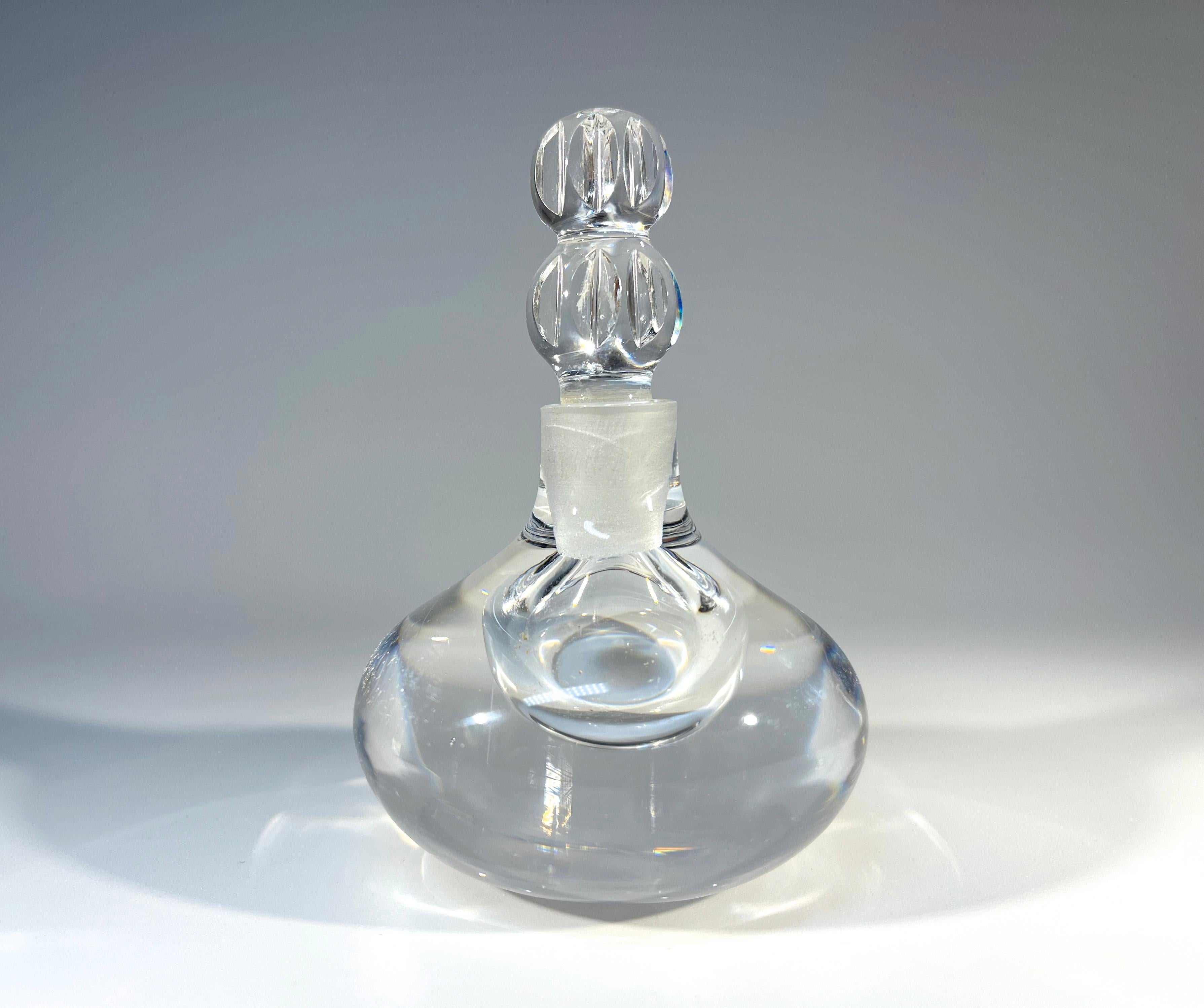 Scandinave moderne Bouteille de parfum en cristal fin avec bouchon à facettes par Orrefors, Suède, vers les années 1980 en vente