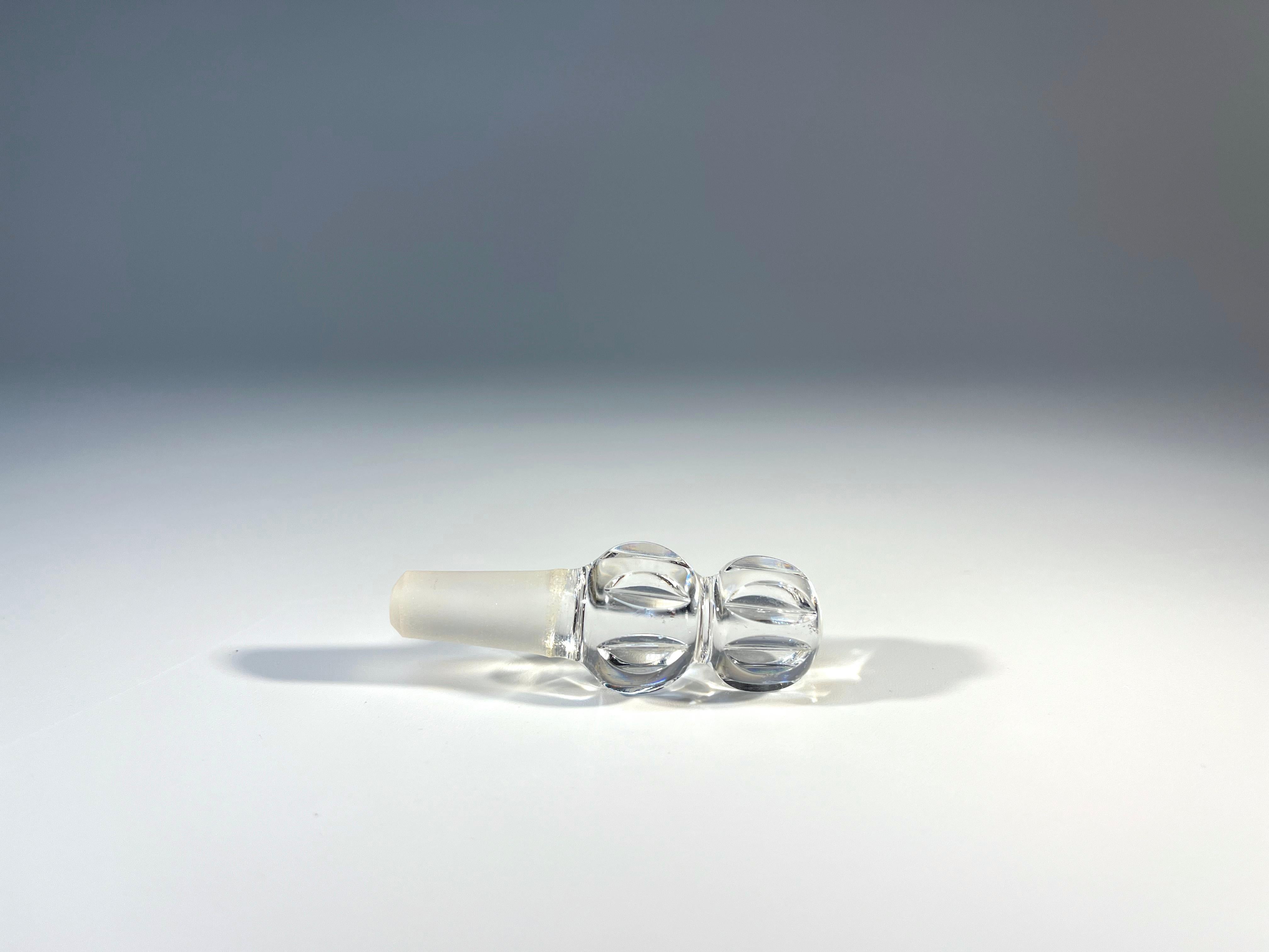 20ième siècle Bouteille de parfum en cristal fin avec bouchon à facettes par Orrefors, Suède, vers les années 1980 en vente