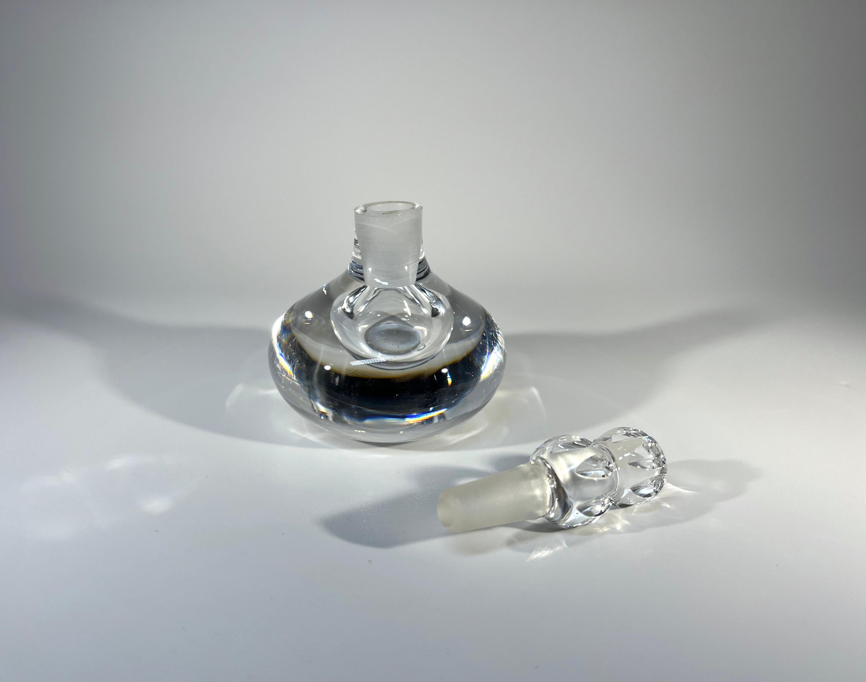Cristal Bouteille de parfum en cristal fin avec bouchon à facettes par Orrefors, Suède, vers les années 1980 en vente