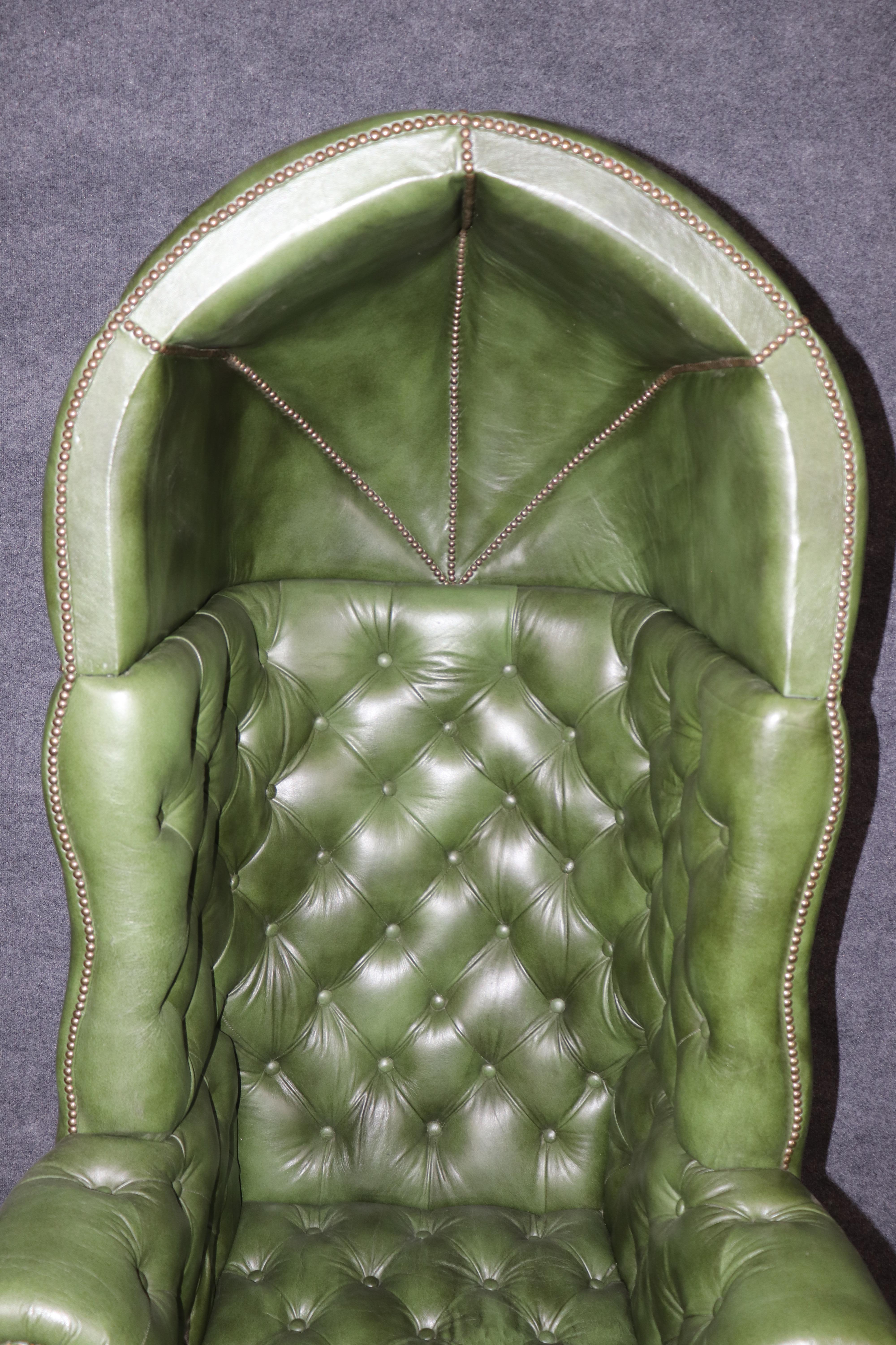 Sedia a baldacchino Porter in pelle verde con inserti in ottone e testa a chiodo in vendita 4