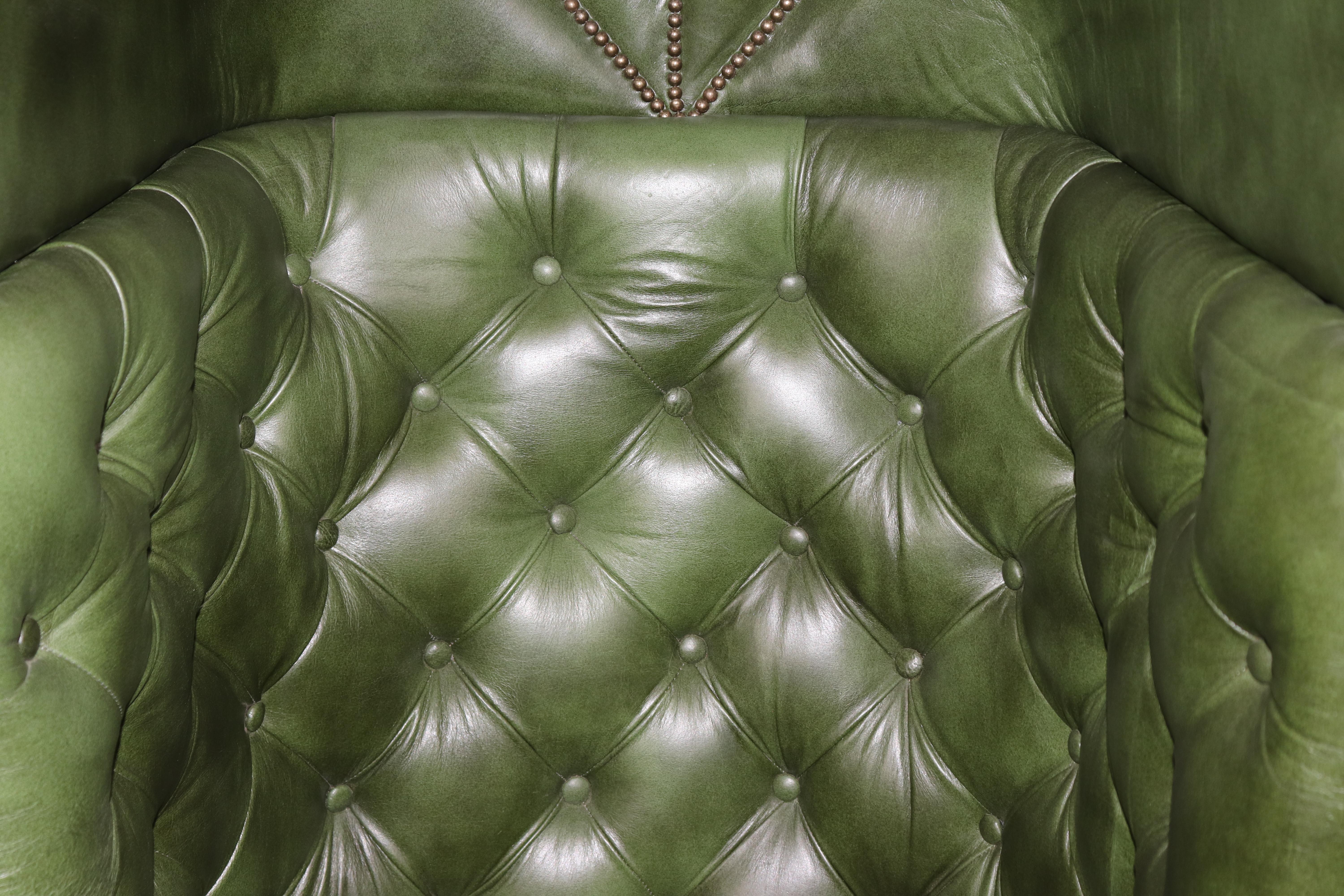 Sedia a baldacchino Porter in pelle verde con inserti in ottone e testa a chiodo in vendita 5