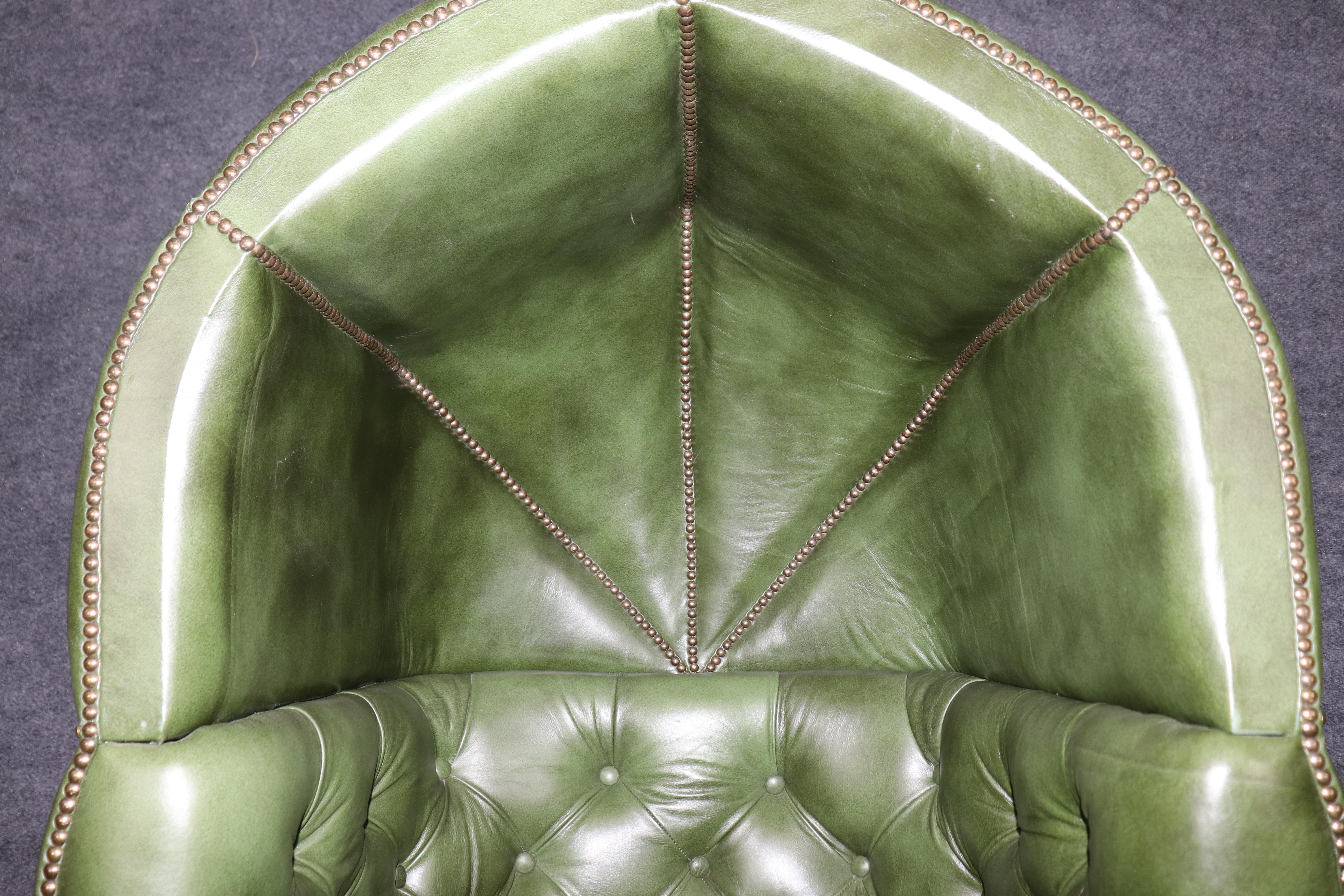 Sedia a baldacchino Porter in pelle verde con inserti in ottone e testa a chiodo in vendita 6